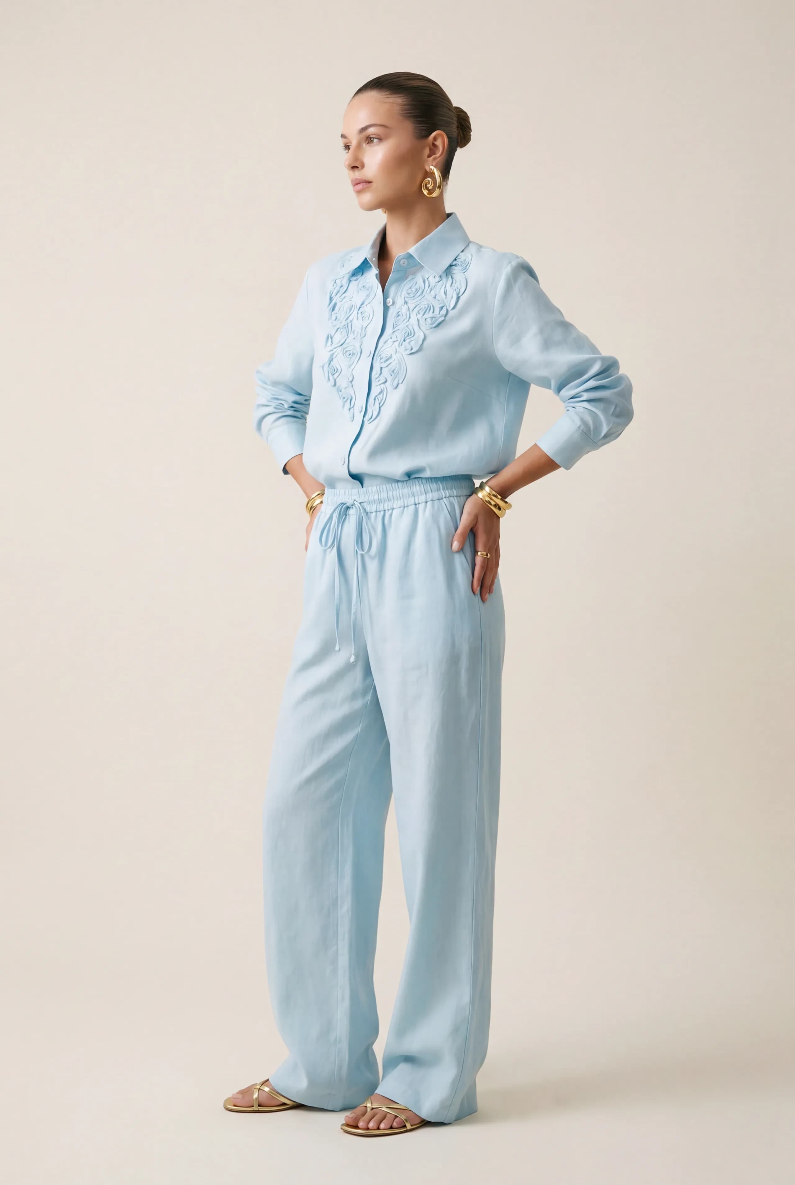 Lniany komplet z aplikacjami róż 3d w błękitnym kolorze - detal - Miss Leisure