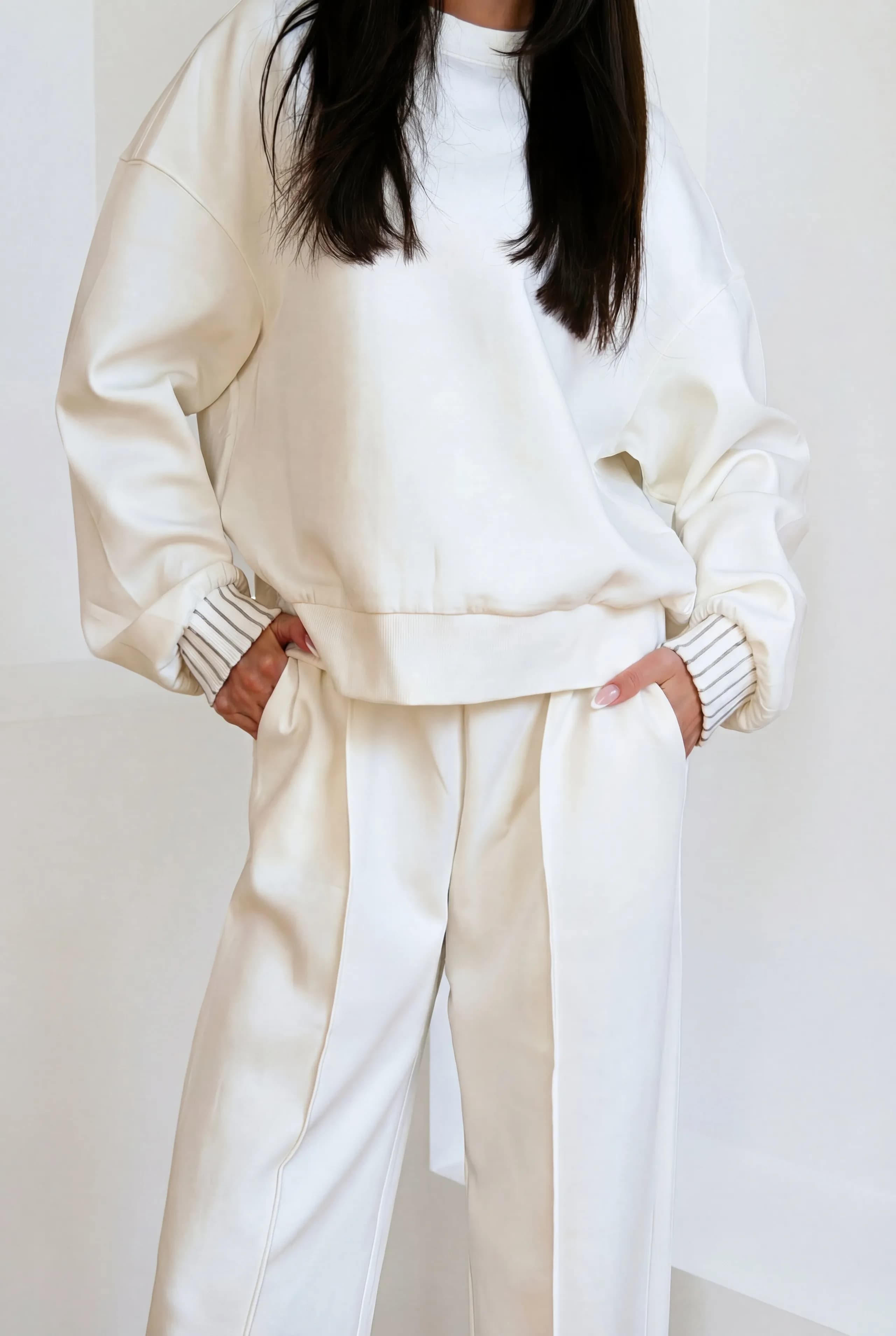 Elegancki komplet dresowy z grubszej bawełny organicznej i biżuteryjnymi ściągaczami w kolorze białym - zdjęcie 5 - Miss Leisure