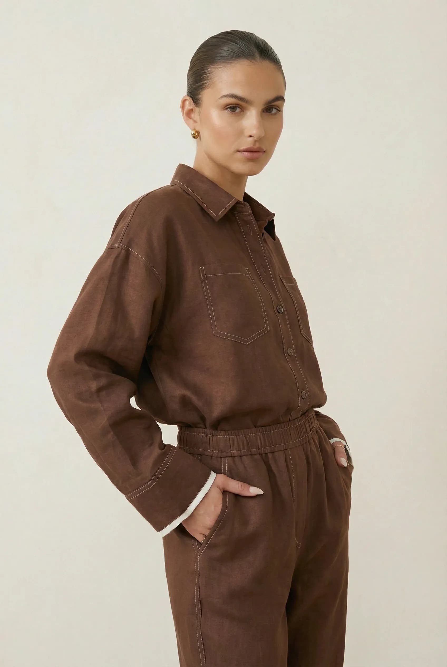 Lniany komplet z kontrastującymi przeszyciami oraz biżuteryjnymi dekoracjami w kolorze brązowym - zdjęcie 5 - Miss Leisure