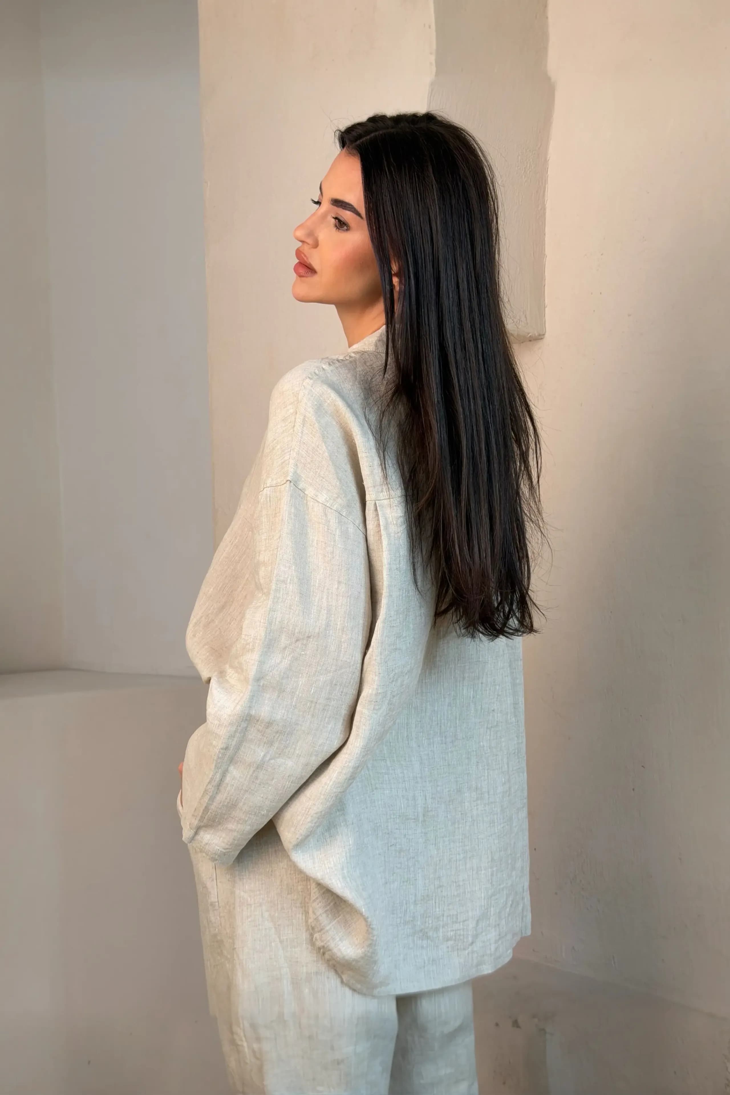 Lniany komplet w stylu boho z szerokimi rękawami w kolorze szarobeżowym - detal - Miss Leisure