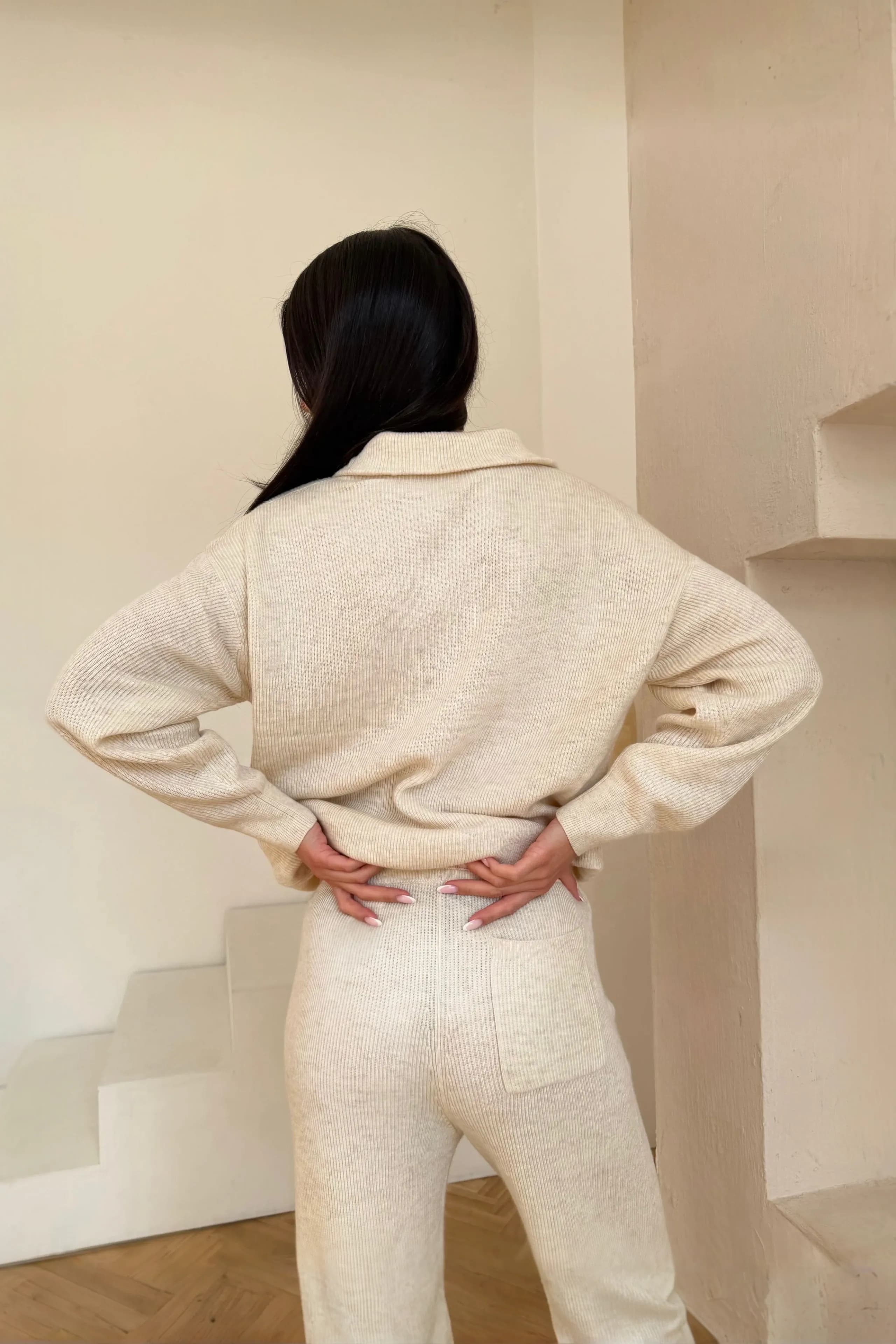 Komplet z lekkiego kaszmiru typu all year z biżuteryjnym dodatkiem przy dekolcie w jasnobeżowym kolorze - zdjęcie 7 - Miss Leisure