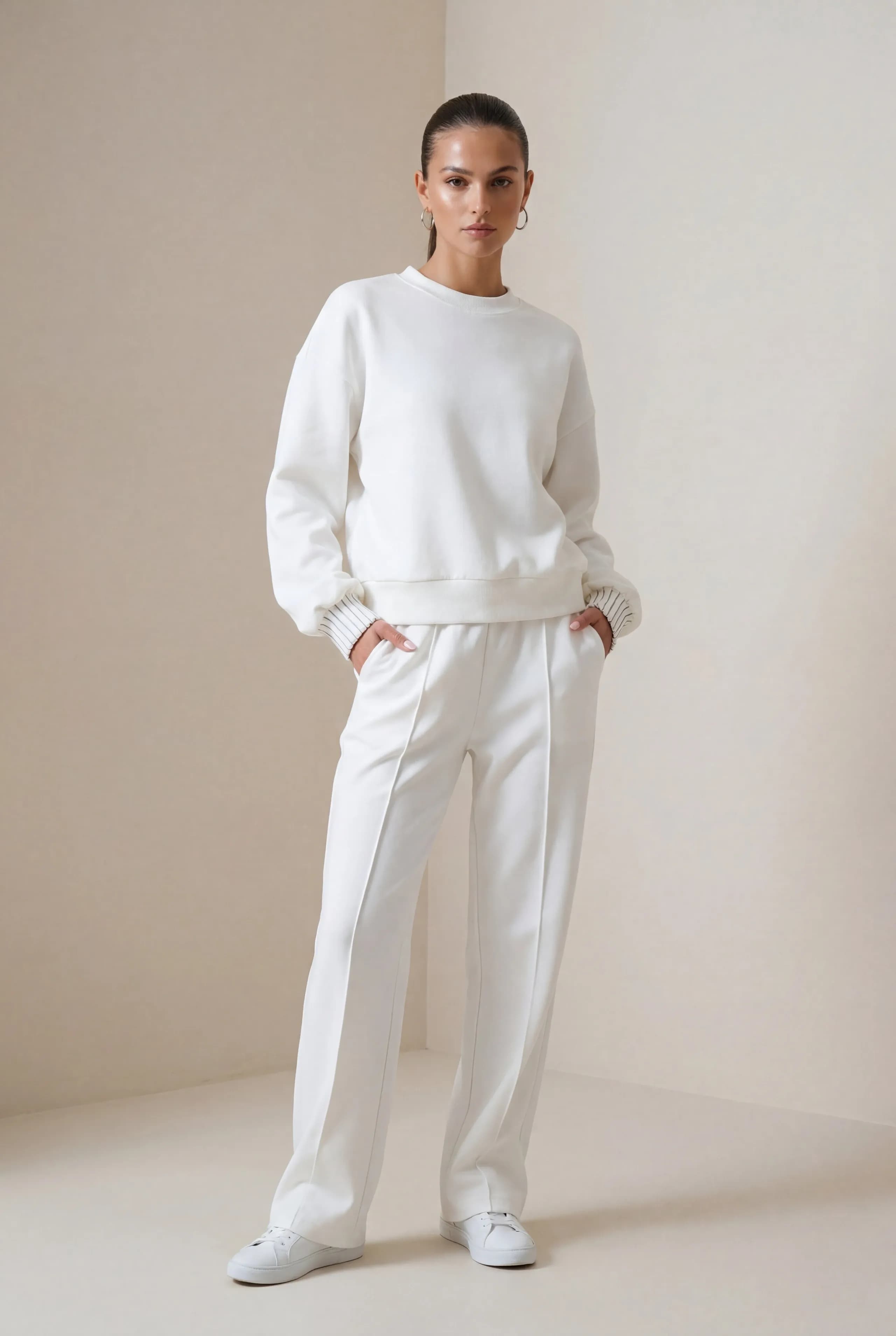 Elegancki komplet dresowy z grubszej bawełny organicznej i biżuteryjnymi ściągaczami w kolorze białym - Miss Leisure