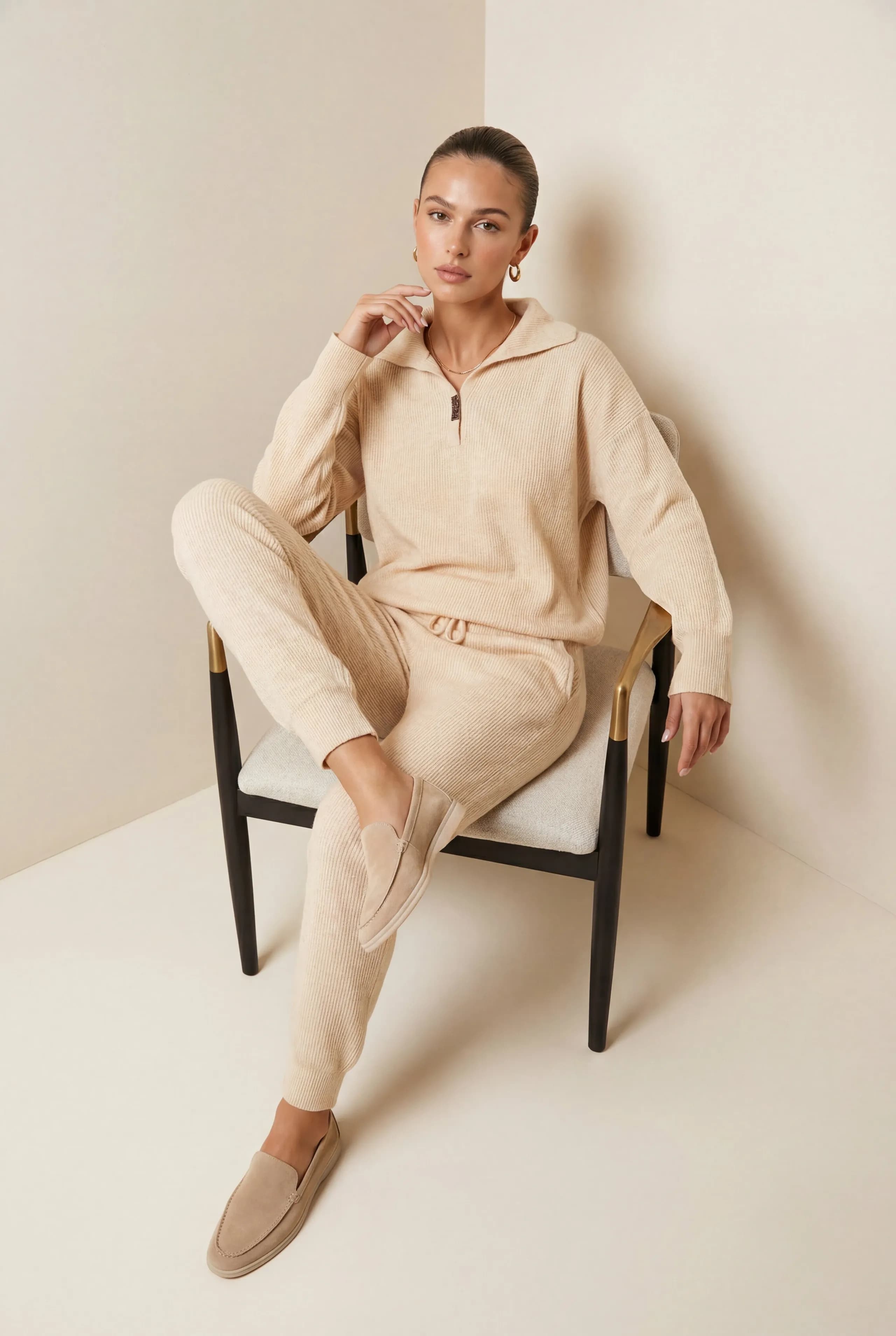 Komplet z lekkiego kaszmiru typu all year z biżuteryjnym dodatkiem przy dekolcie w jasnobeżowym kolorze - detal - Miss Leisure