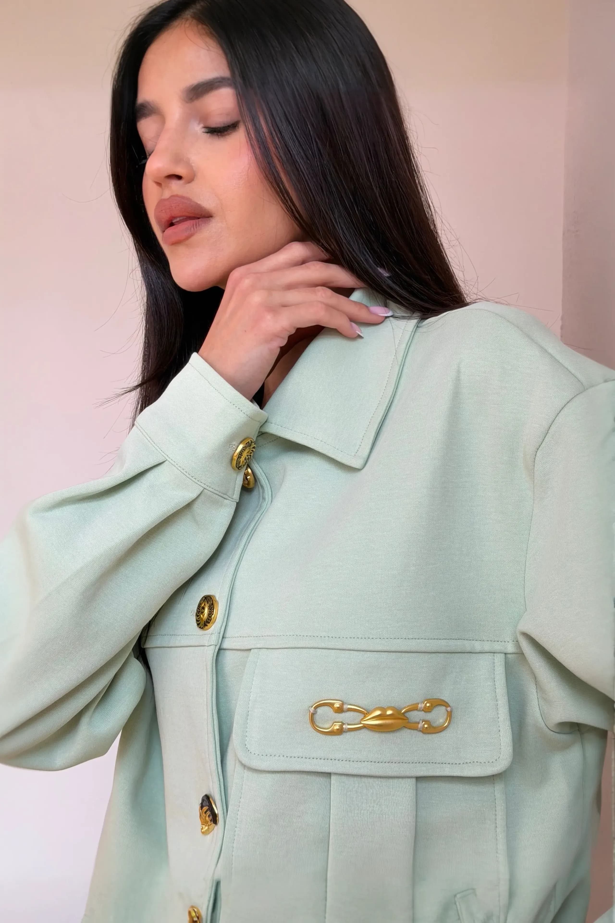 Elegancki komplet z organicznej bawełny biżuteryjnymi guzikami w kolorze pistacjowym - zdjęcie 4 - Miss Leisure