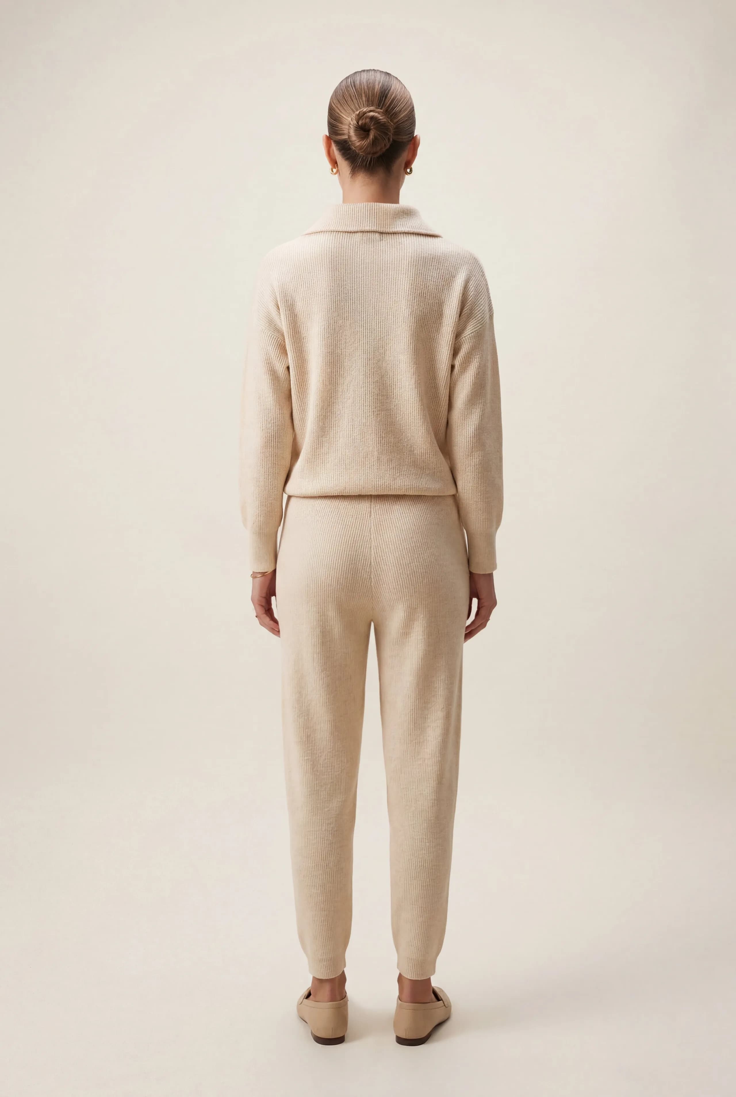 Komplet z lekkiego kaszmiru typu all year z biżuteryjnym dodatkiem przy dekolcie w jasnobeżowym kolorze - tył - Miss Leisure