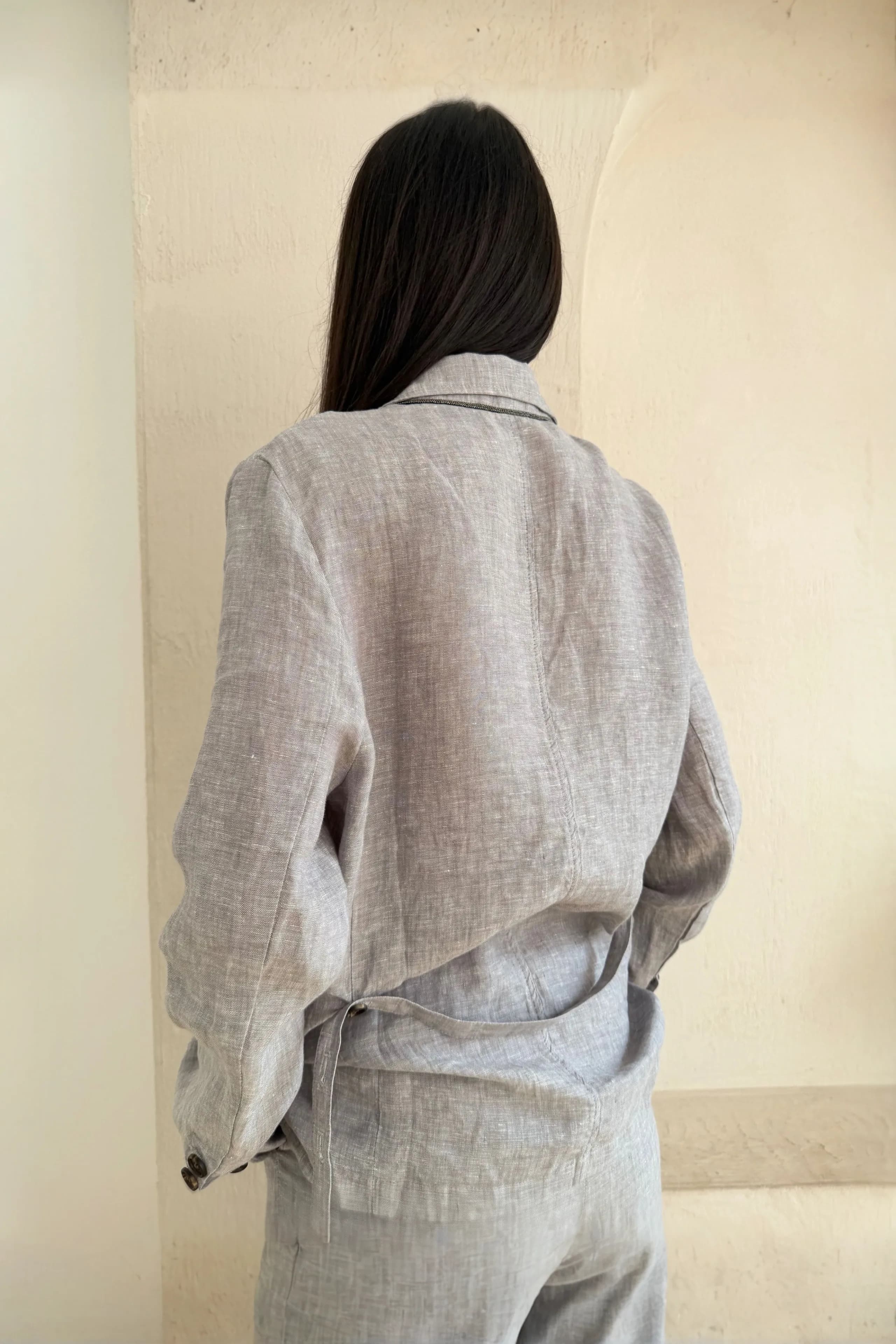 Garnitur lniany z marynarką i szerokimi spodniami w jasnoszarym kolorze - zdjęcie 4 - Miss Leisure