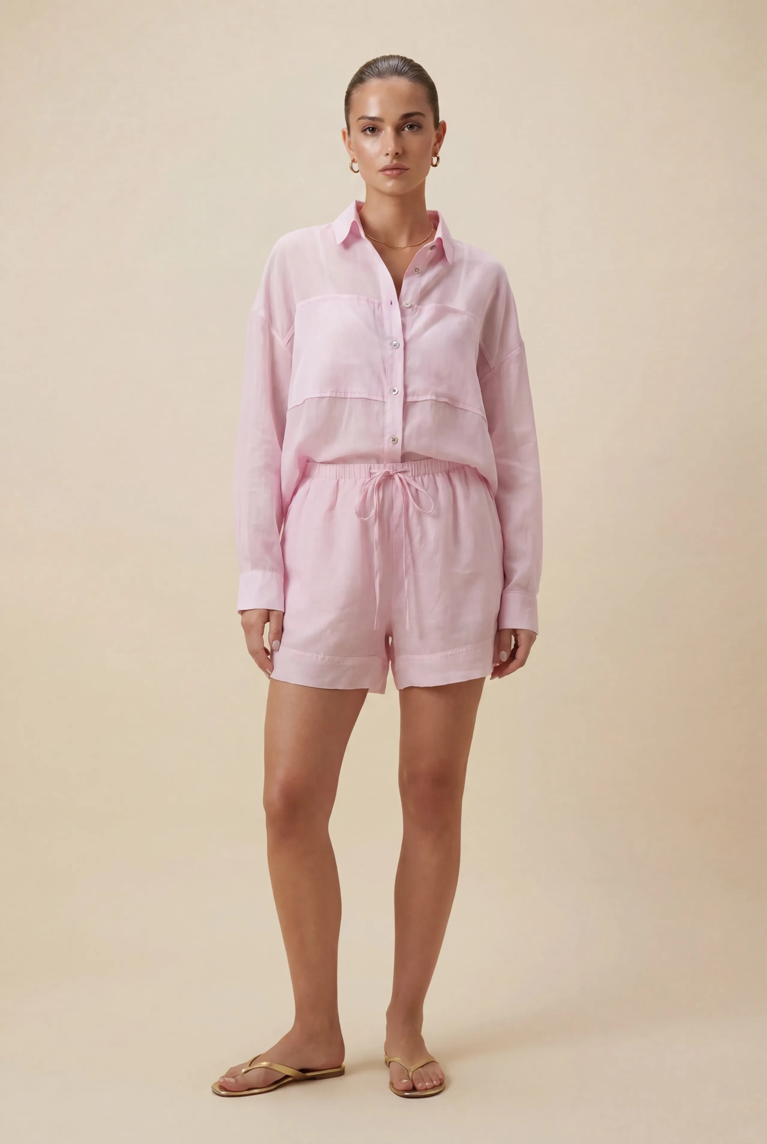 Przewiewny komplet ze spodenkami w odcieniu jasnego różu - detal - Miss Leisure