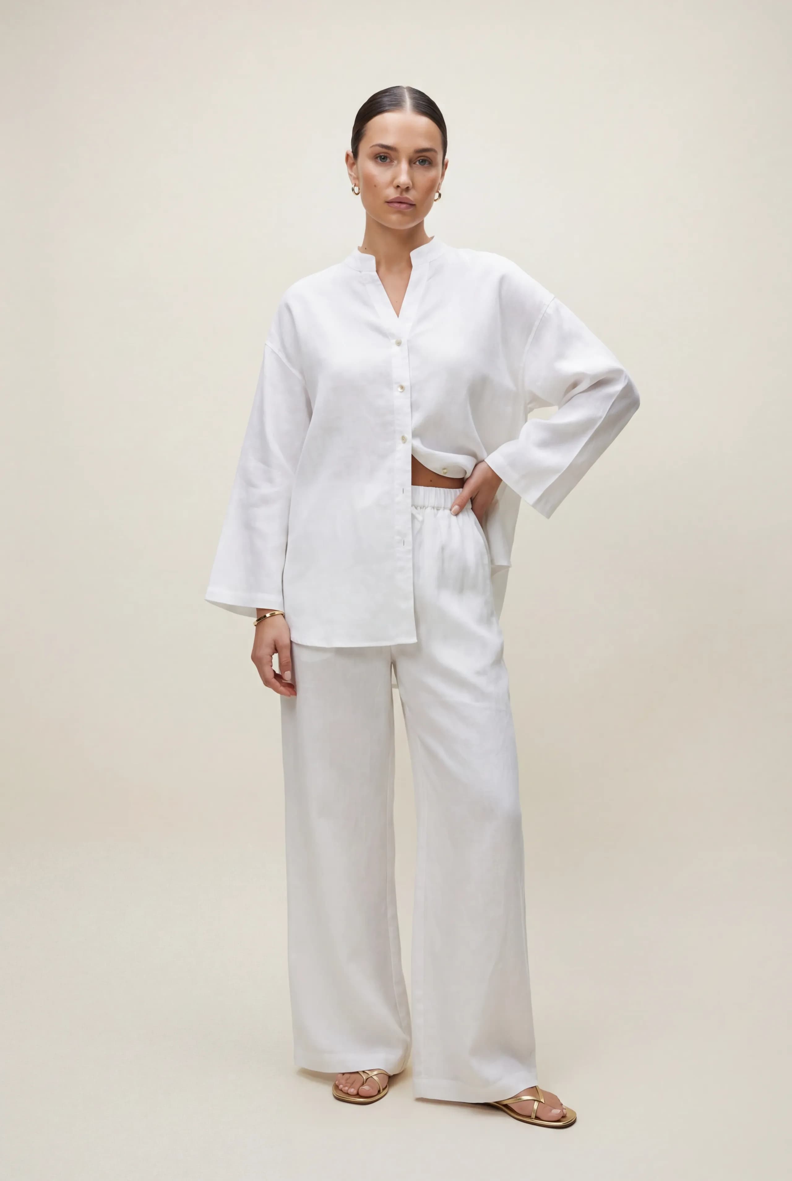 Lniany komplet w stylu boho z szerokimi rękawami w kolorze białym - Miss Leisure