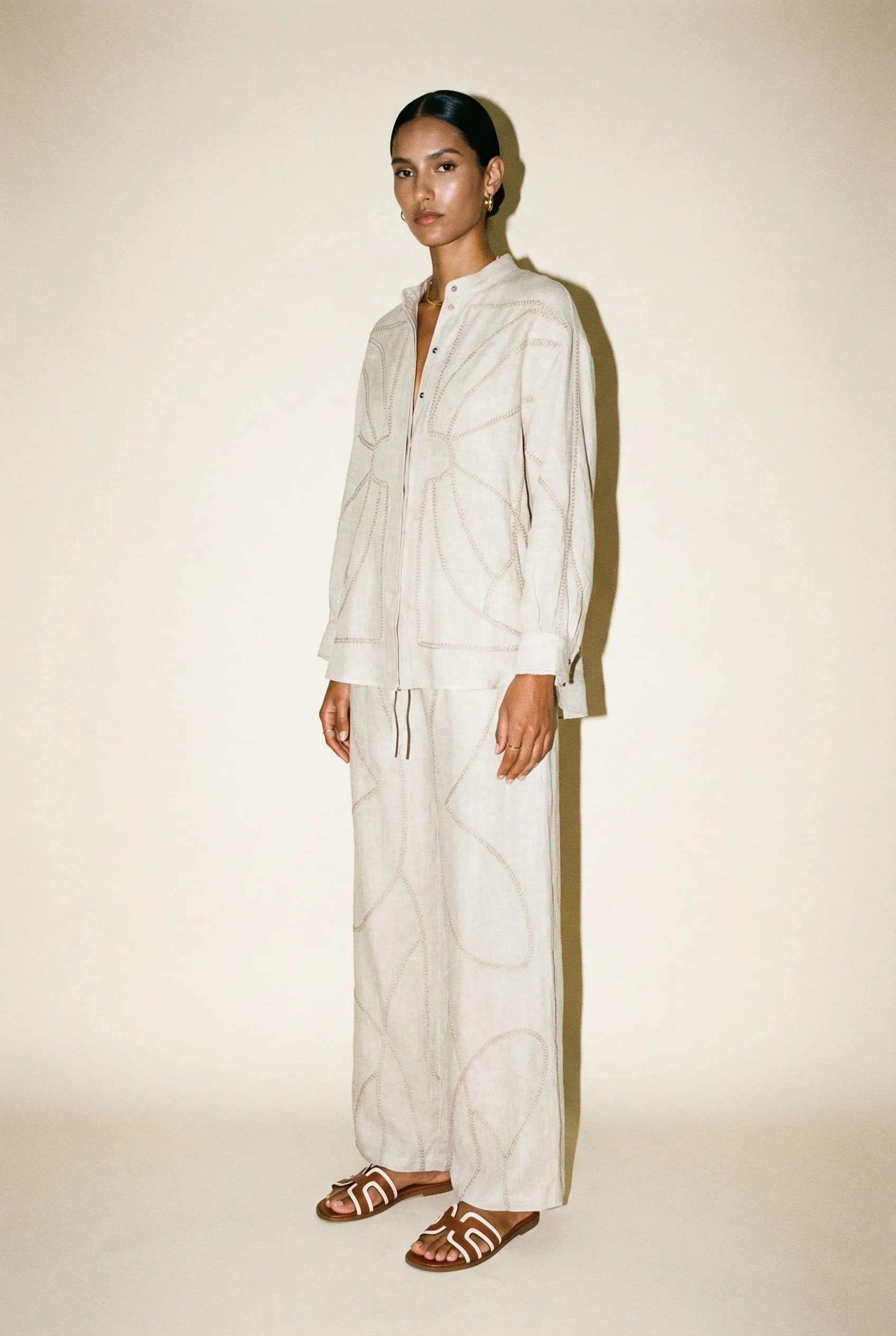 Lniany komplet z dzierganymi przeszyciami w beżowym kolorze - Miss Leisure