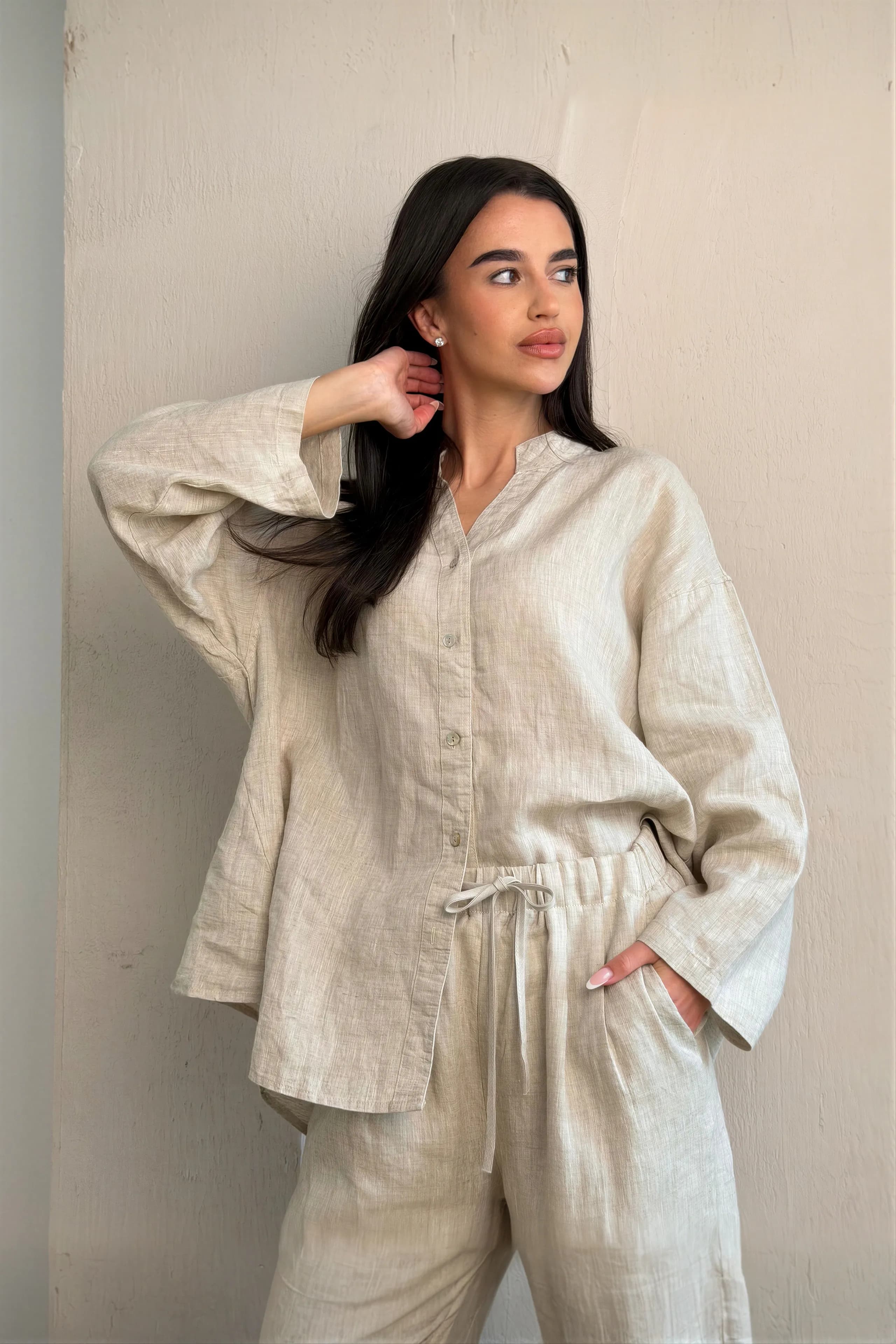 Lniany komplet w stylu boho z szerokimi rękawami w kolorze szarobeżowym - tył - Miss Leisure