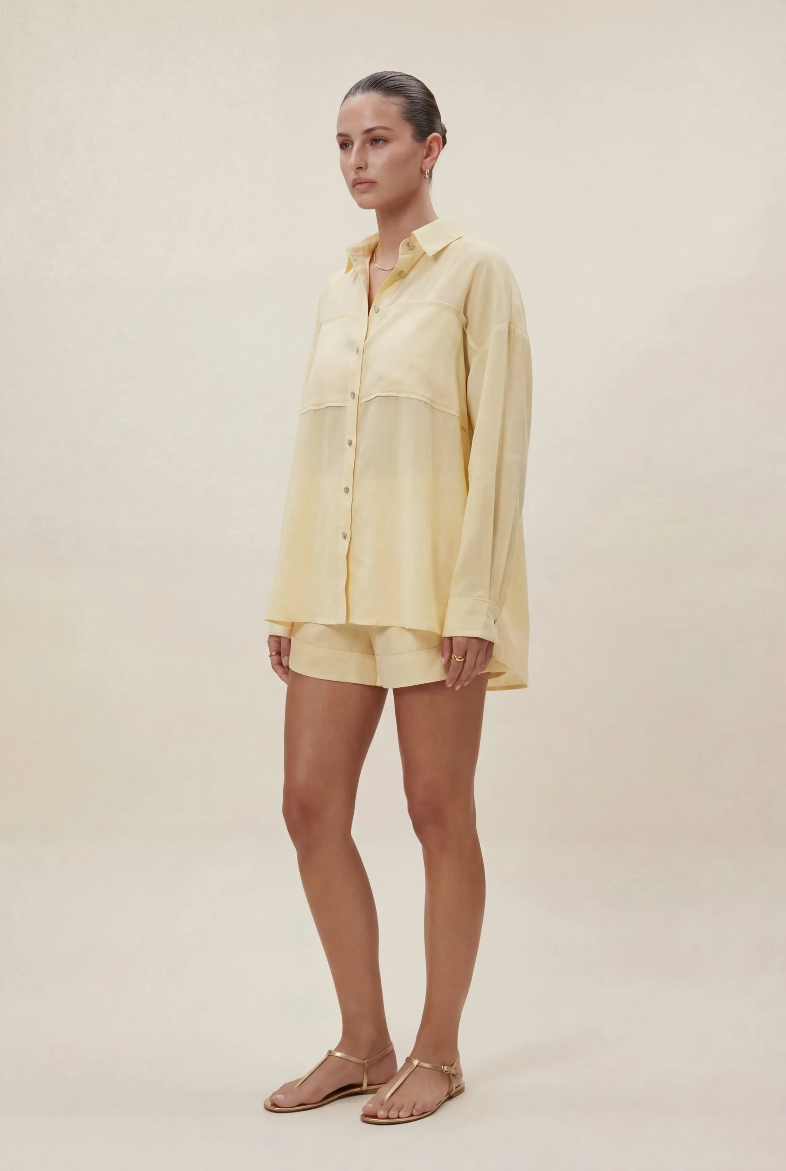 Przewiewny komplet ze spodenkami w odcieniu jasnej żółci - tył - Miss Leisure