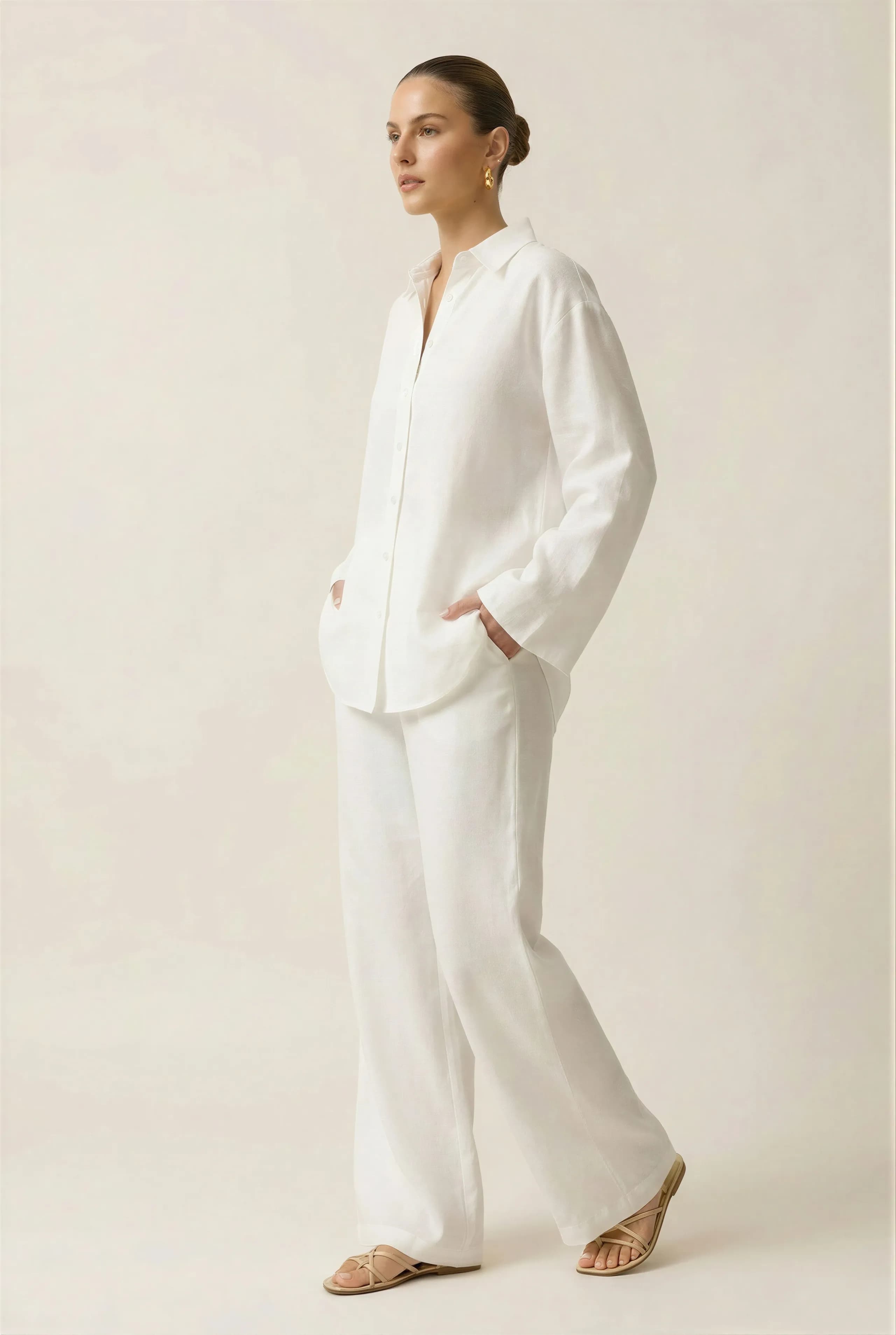 Lniany komplet w stylu boho z szerokimi rękawami w kolorze białym - detal - Miss Leisure