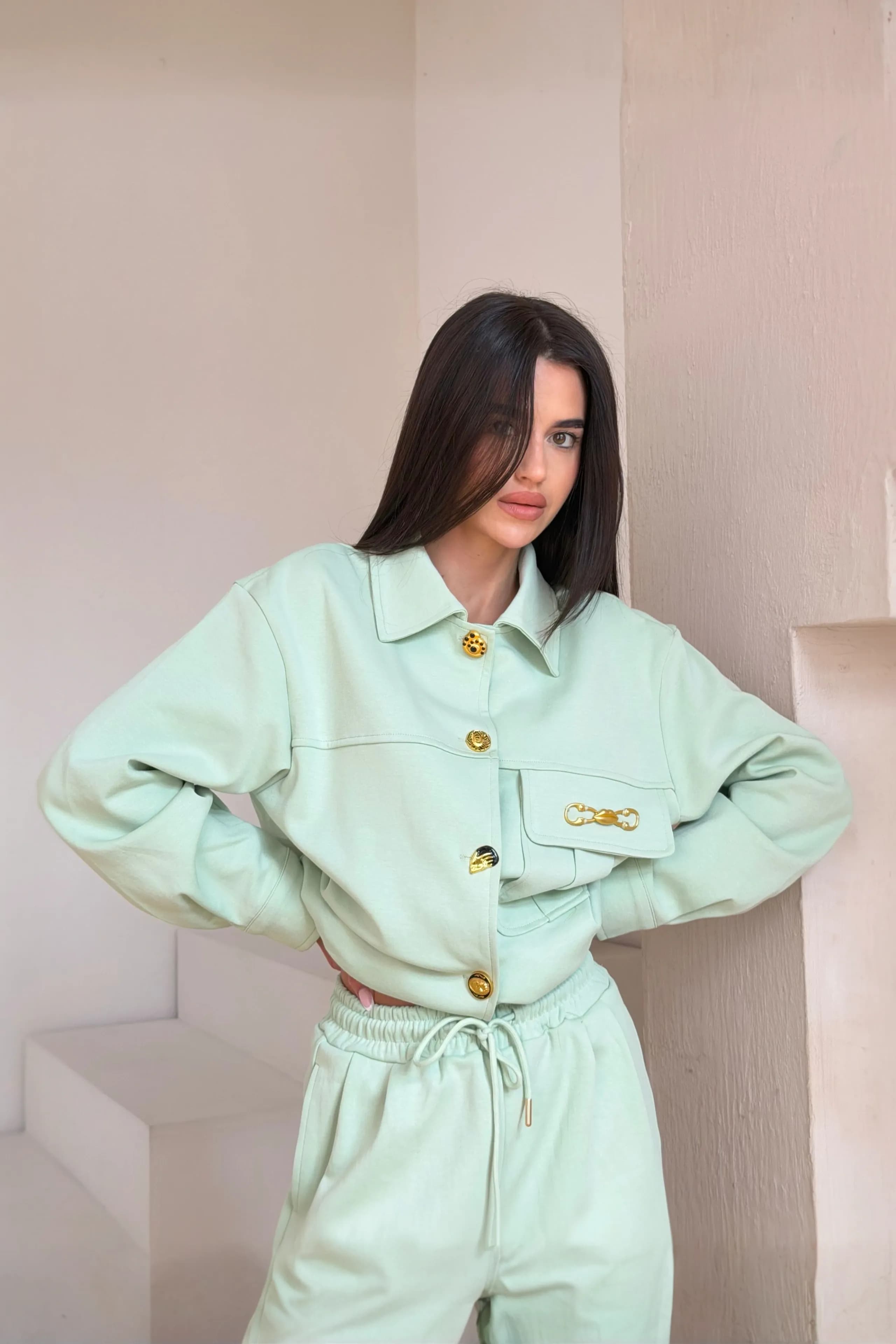 Elegancki komplet z organicznej bawełny biżuteryjnymi guzikami w kolorze pistacjowym - Miss Leisure