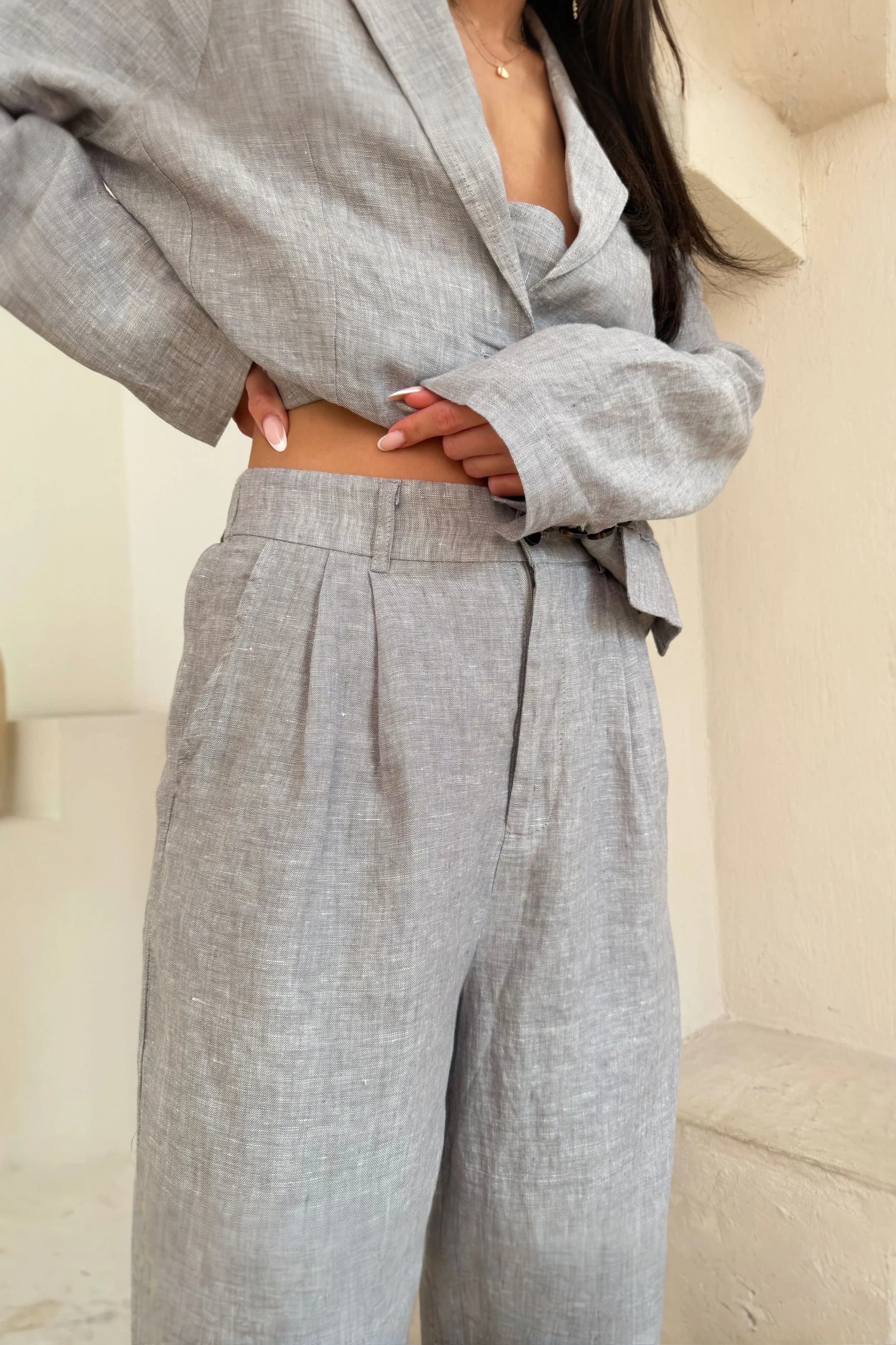 Garnitur lniany z marynarką i szerokimi spodniami w jasnoszarym kolorze - zdjęcie 5 - Miss Leisure