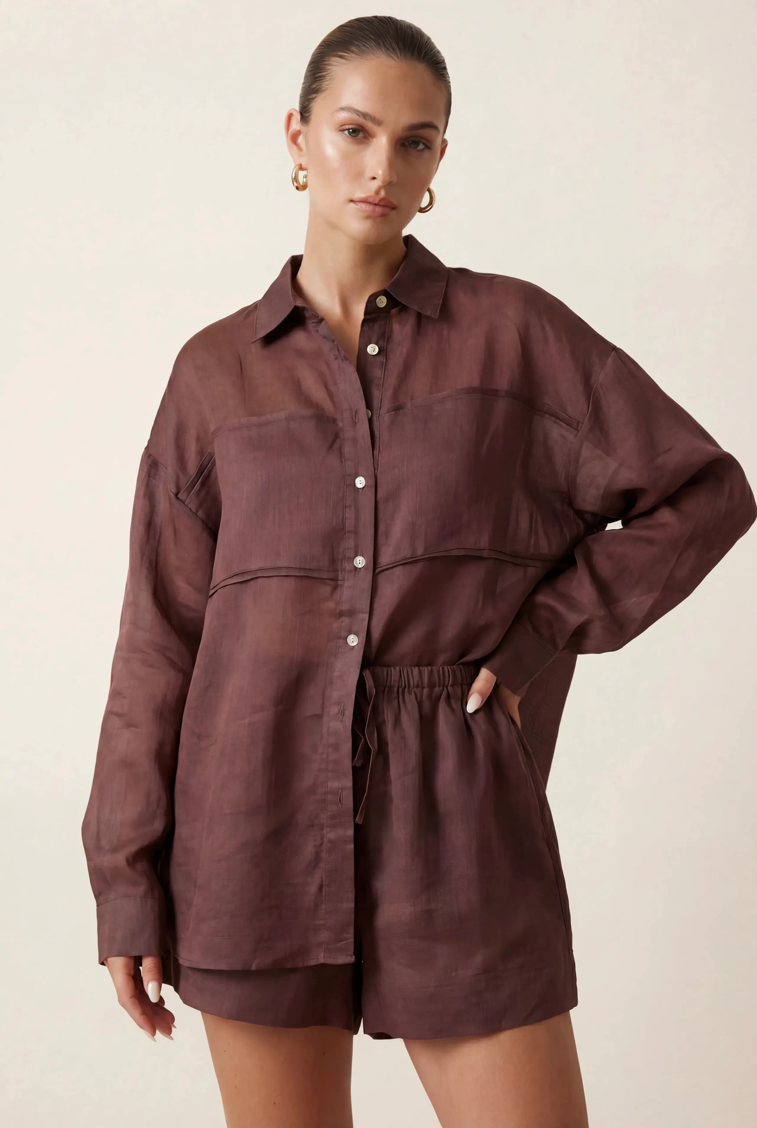 Przewiewny komplet z tkaniny ramie ze spodenkami w kolorze brązowym - detal - Miss Leisure