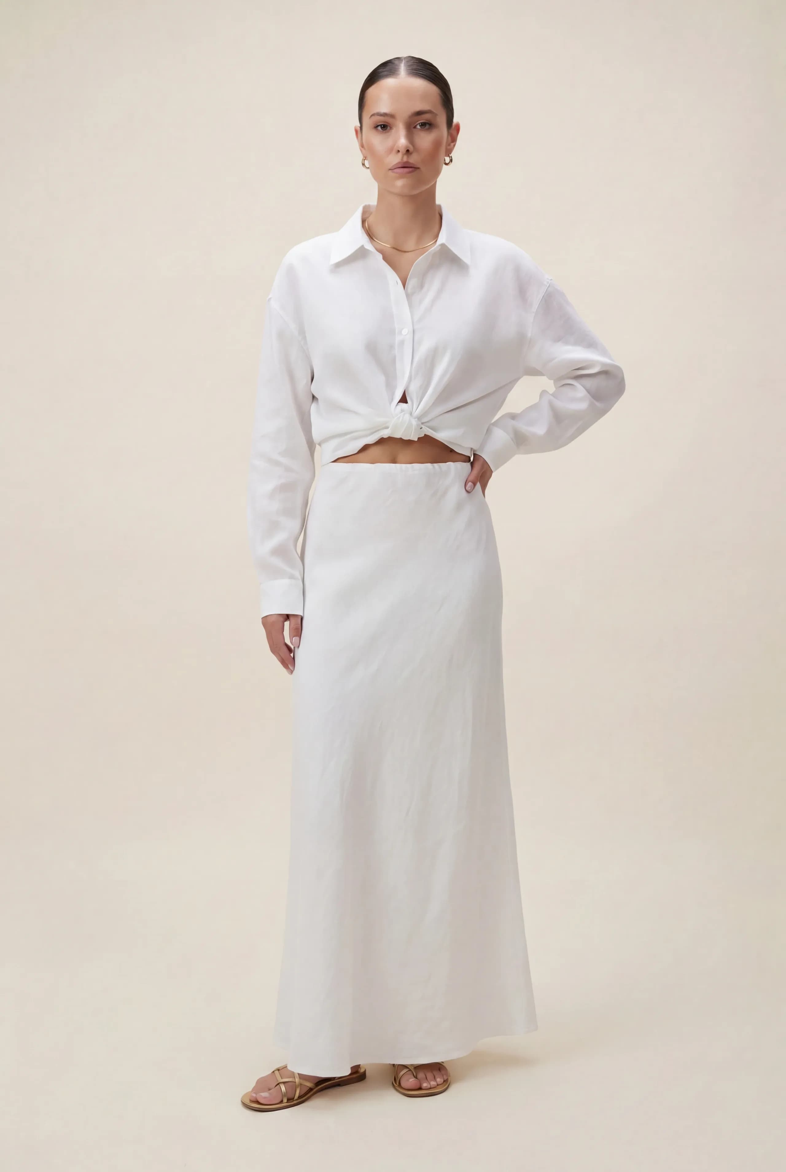 Lniany komplet ze spódnicą maxi oraz koszulą z haftem w białym kolorze - zdjęcie 4 - Miss Leisure