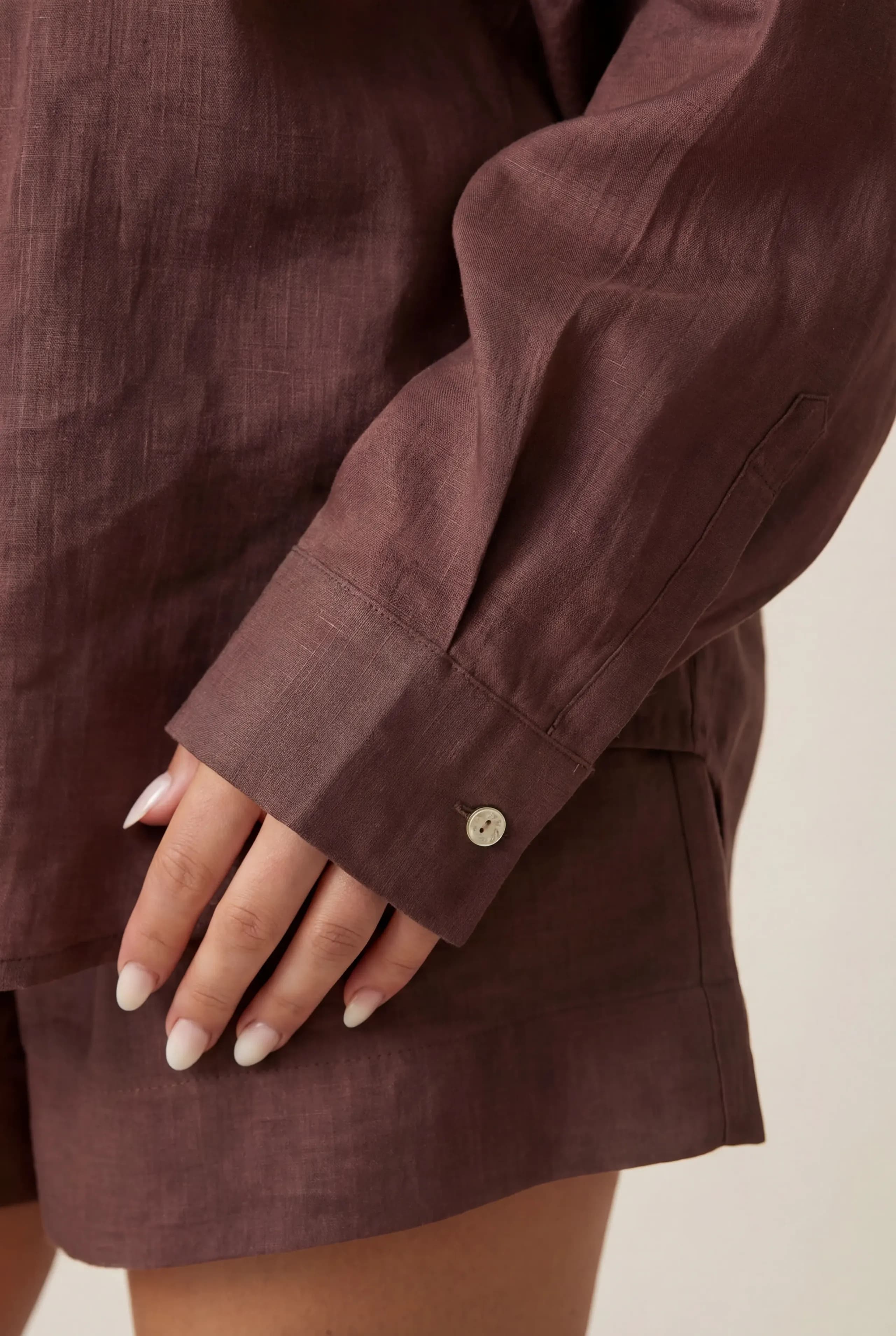 Przewiewny komplet z tkaniny ramie ze spodenkami w kolorze brązowym - zdjęcie 7 - Miss Leisure