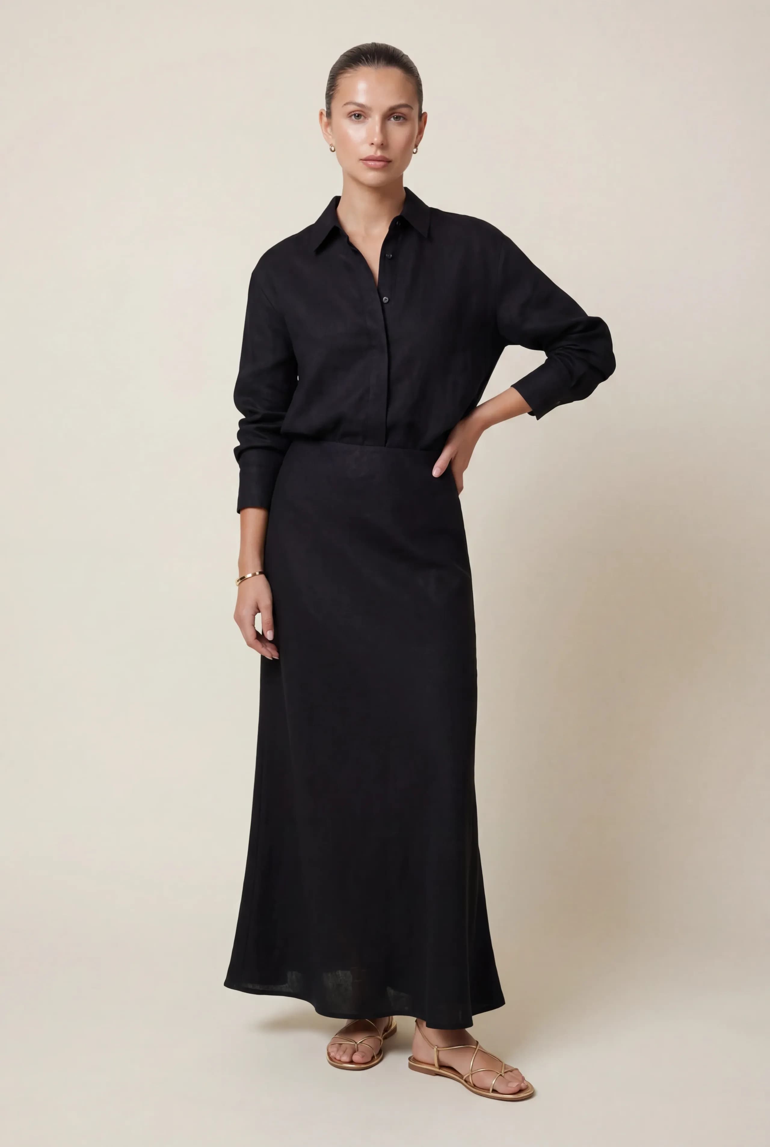 Lniany komplet ze spódnicą maxi oraz koszulą z haftem w czarnym kolorze - tył - Miss Leisure