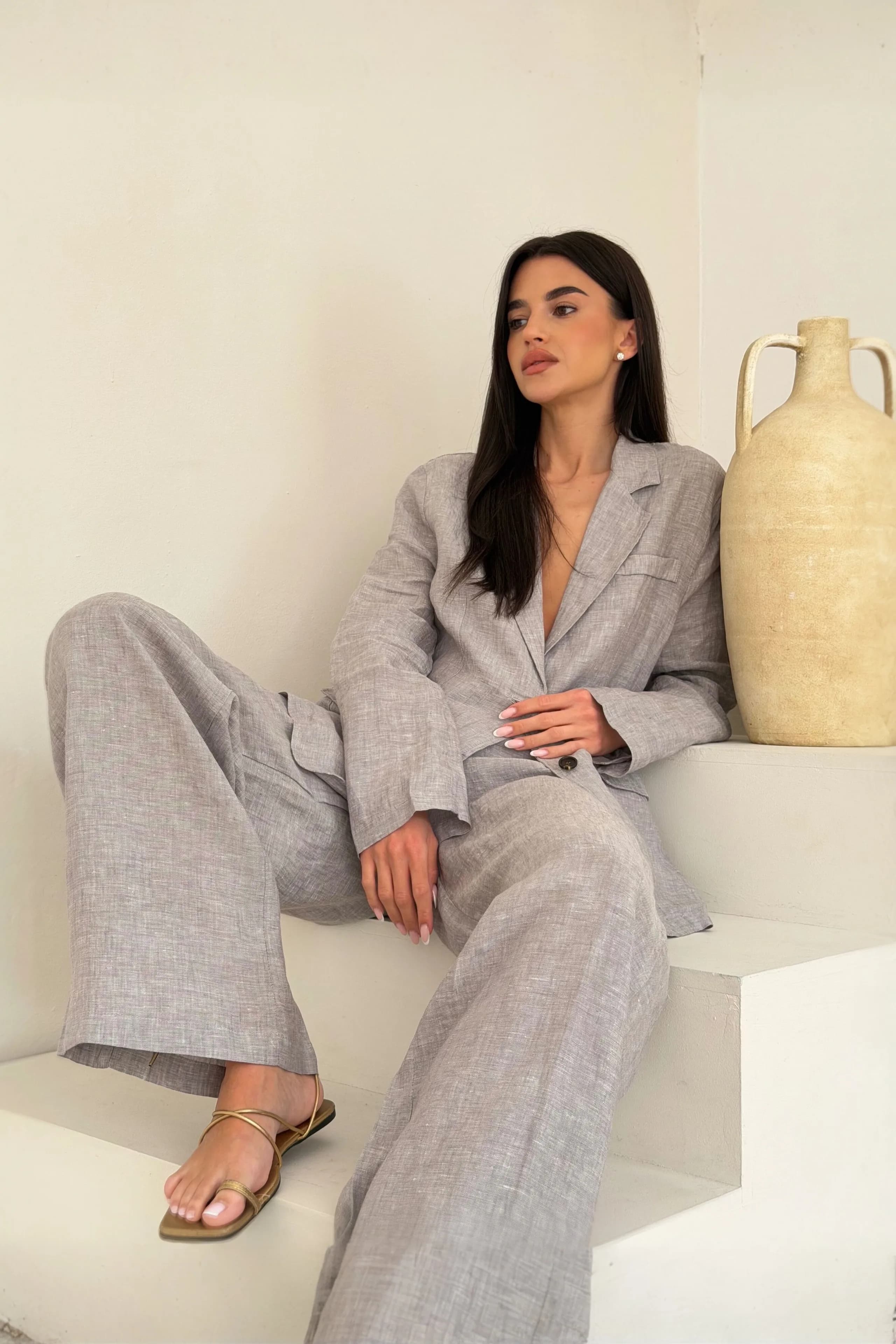 Garnitur lniany z marynarką i szerokimi spodniami w jasnoszarym kolorze - Miss Leisure