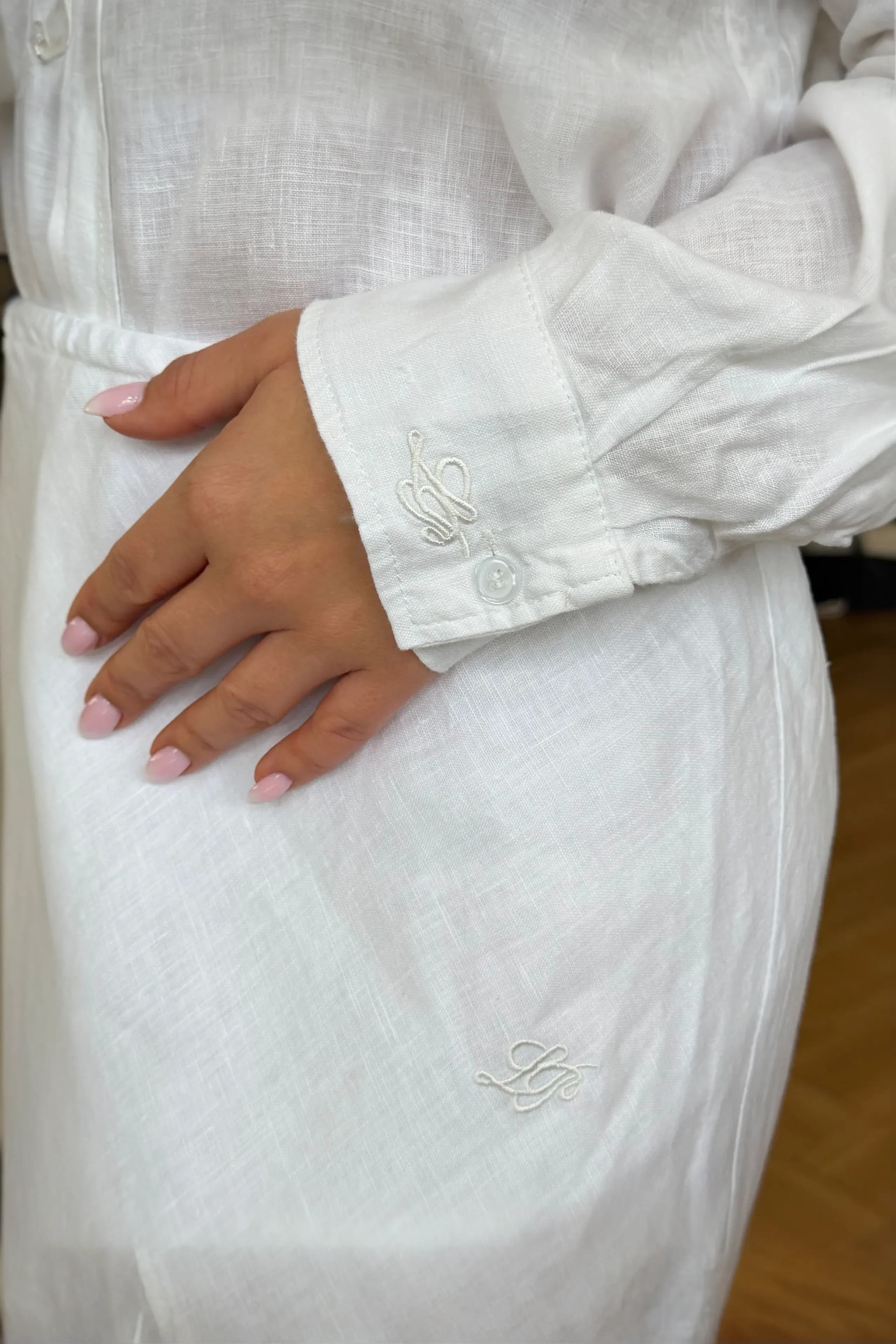 Lniany komplet ze spódnicą maxi oraz koszulą z haftem w białym kolorze - detal - Miss Leisure