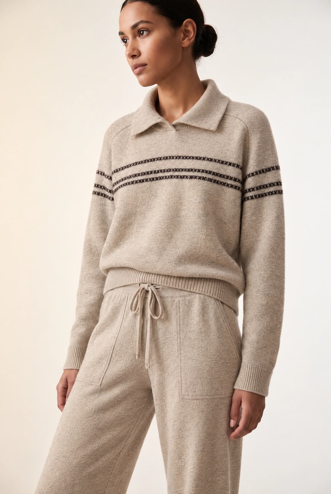 SWETER Z MIESZANKI WEŁNY ORAZ KASZMIRU W SZAROBEŻOWYM KOLORZE.  2
