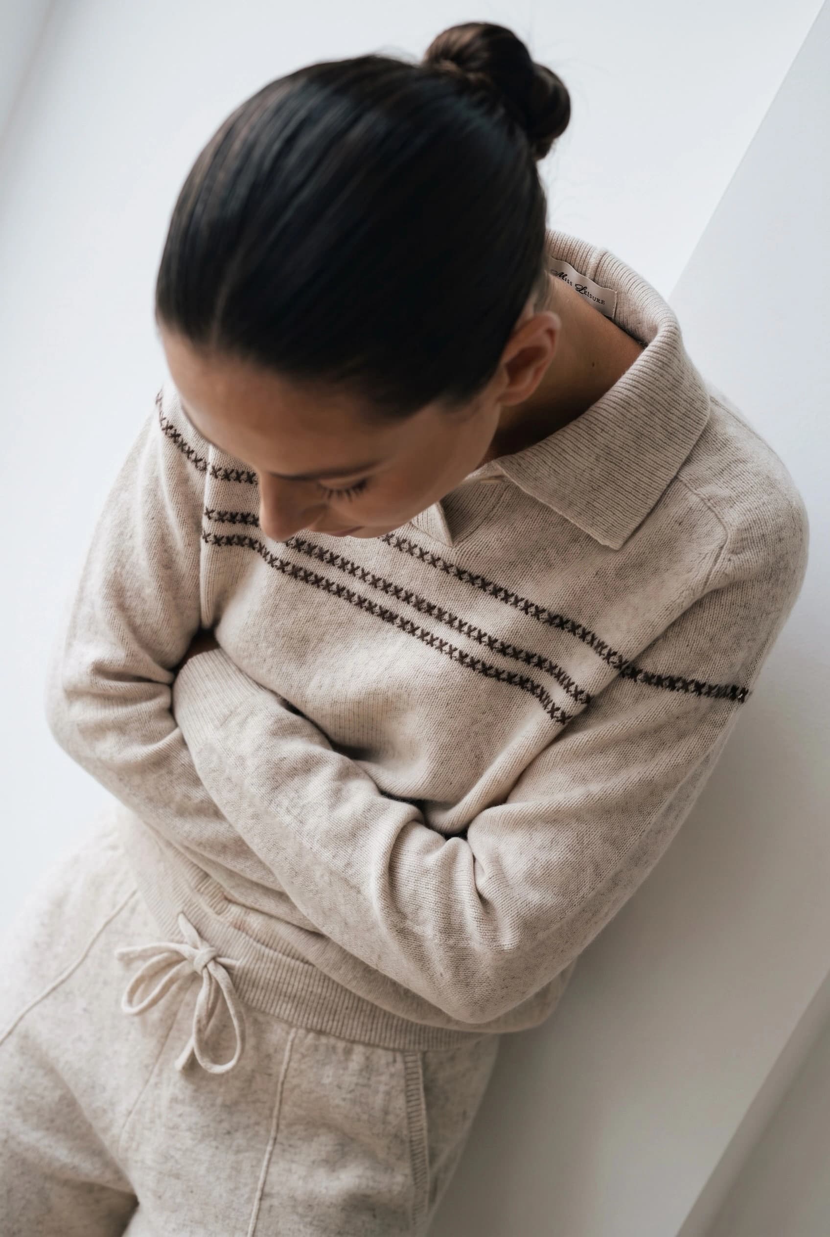 SWETER Z MIESZANKI WEŁNY ORAZ KASZMIRU W SZAROBEŻOWYM KOLORZE.  4