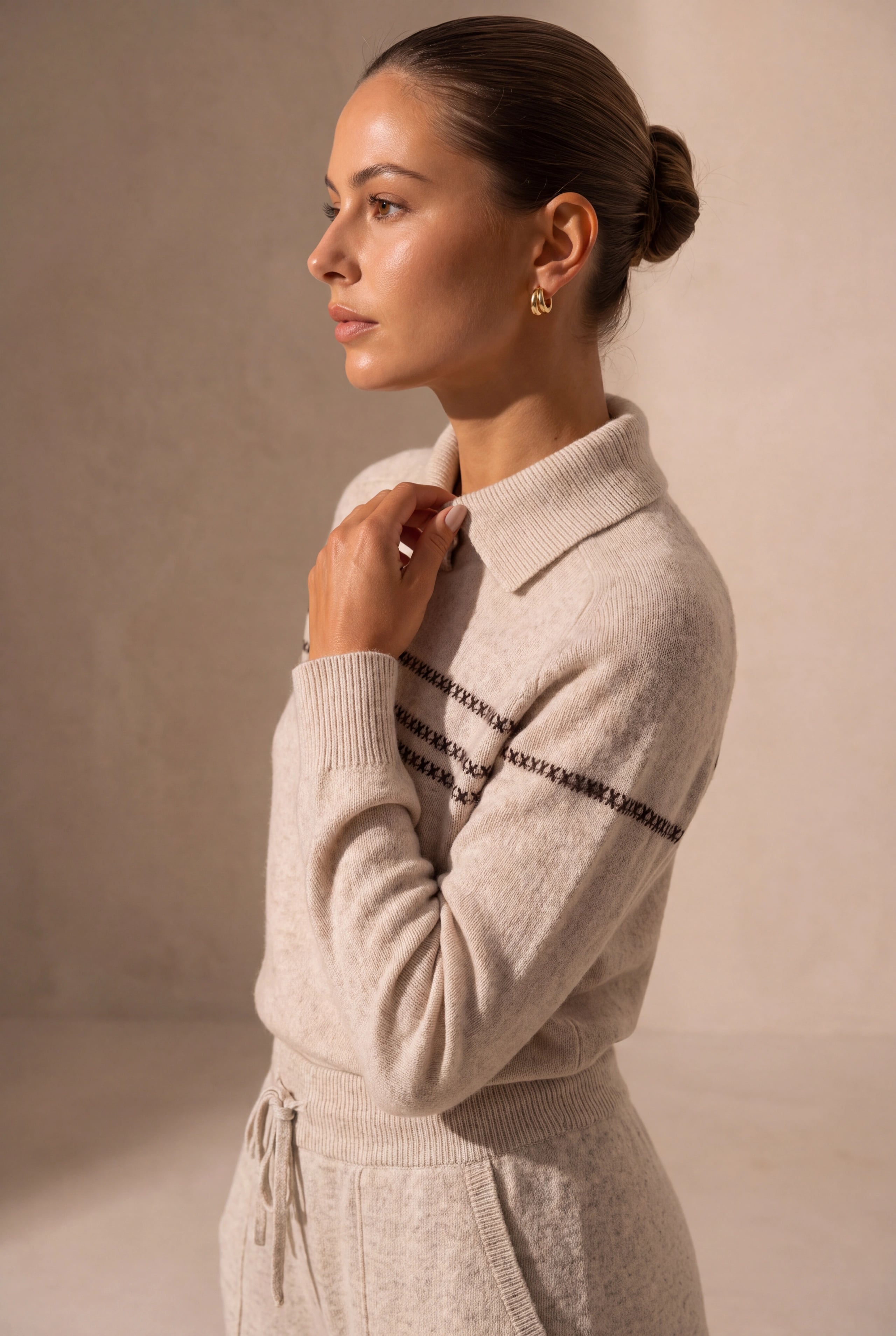 SWETER Z MIESZANKI WEŁNY ORAZ KASZMIRU W SZAROBEŻOWYM KOLORZE.  5