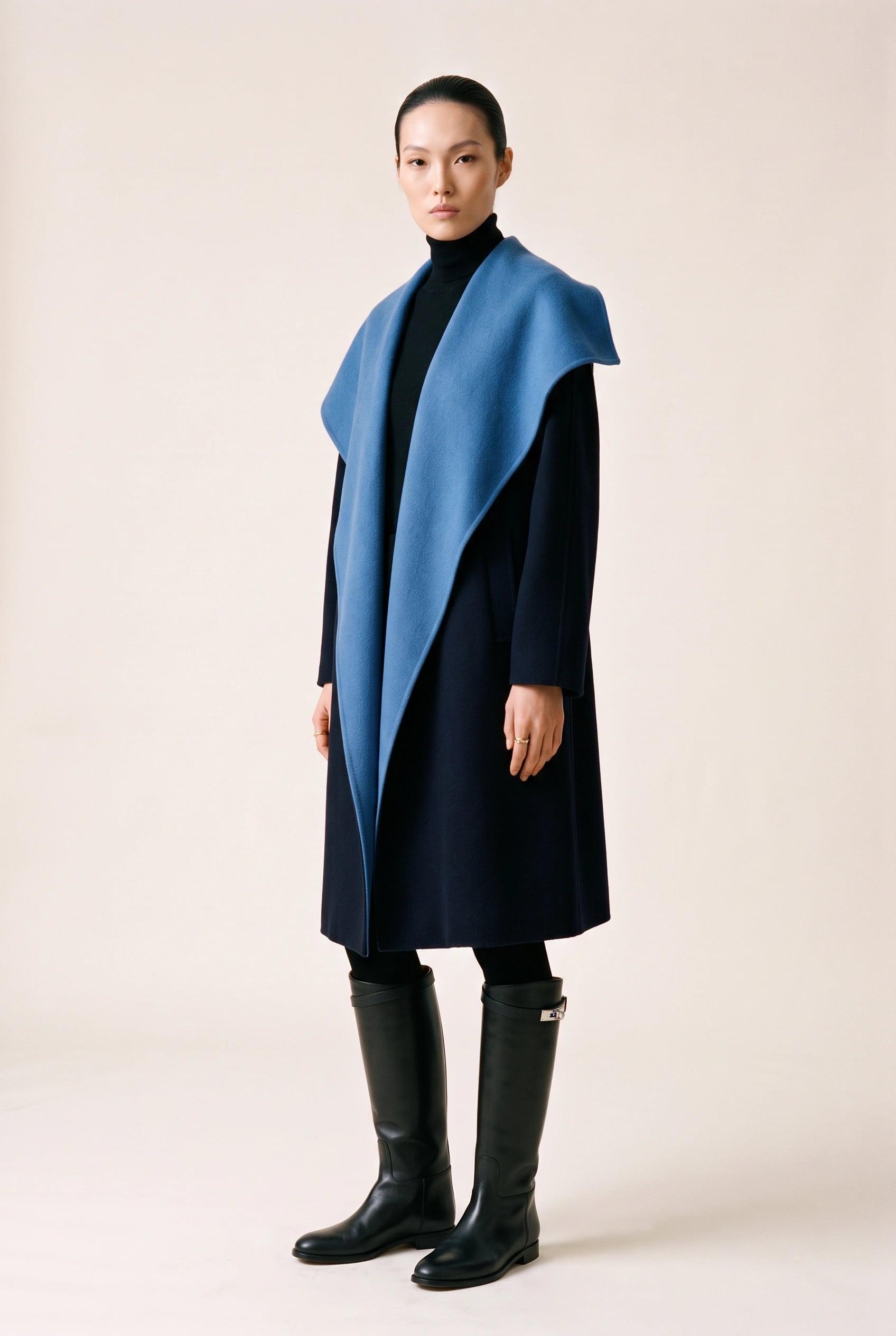 DWUKOLOROWY WEŁNIANY PŁASZCZ O KROJU SZLAFROKOWYM W KOLORZE CZARNO-NIEBIESKIM  5
