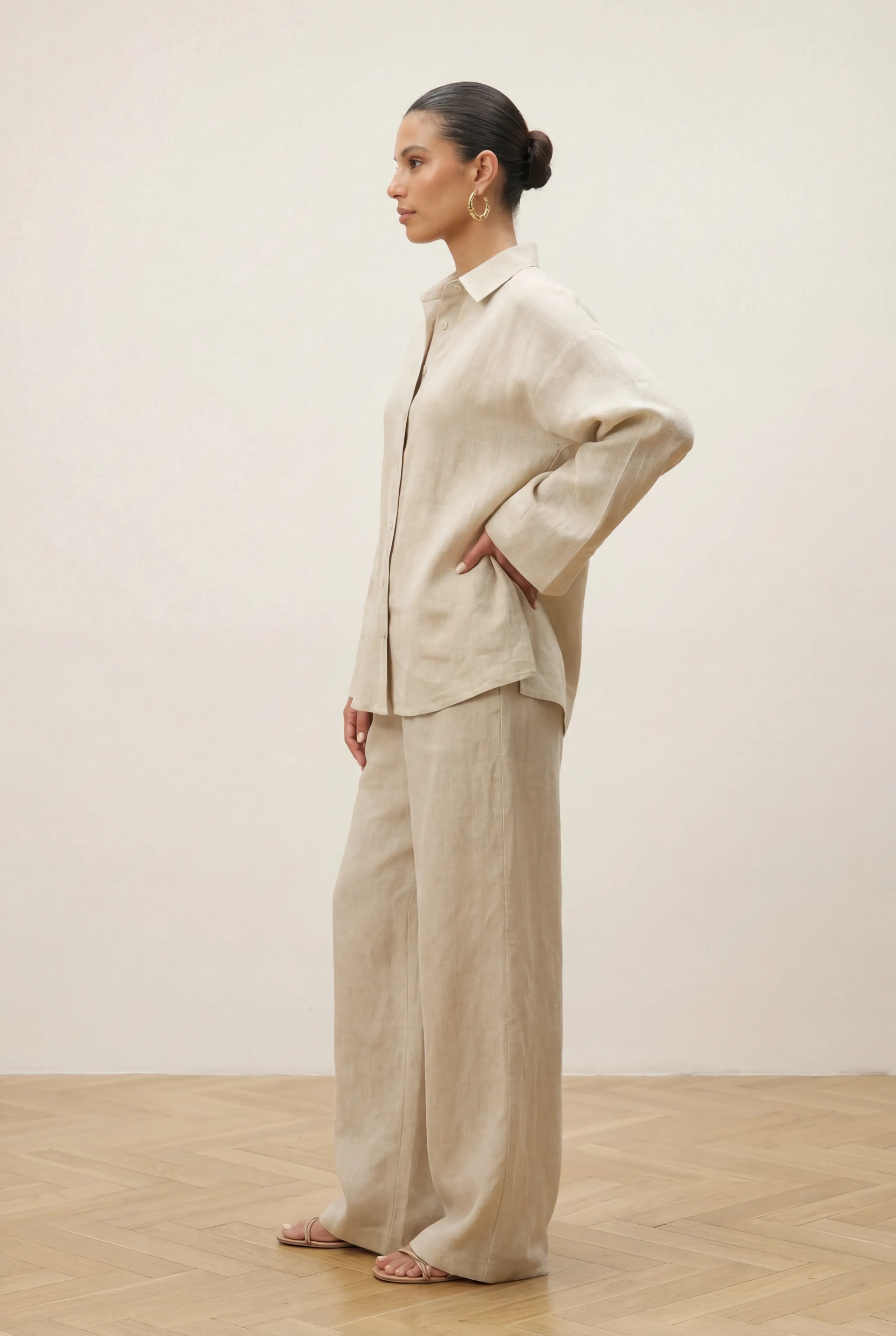 Lniany komplet w stylu boho z szerokimi rękawami w kolorze szarobeżowym - zdjęcie 4 - Miss Leisure