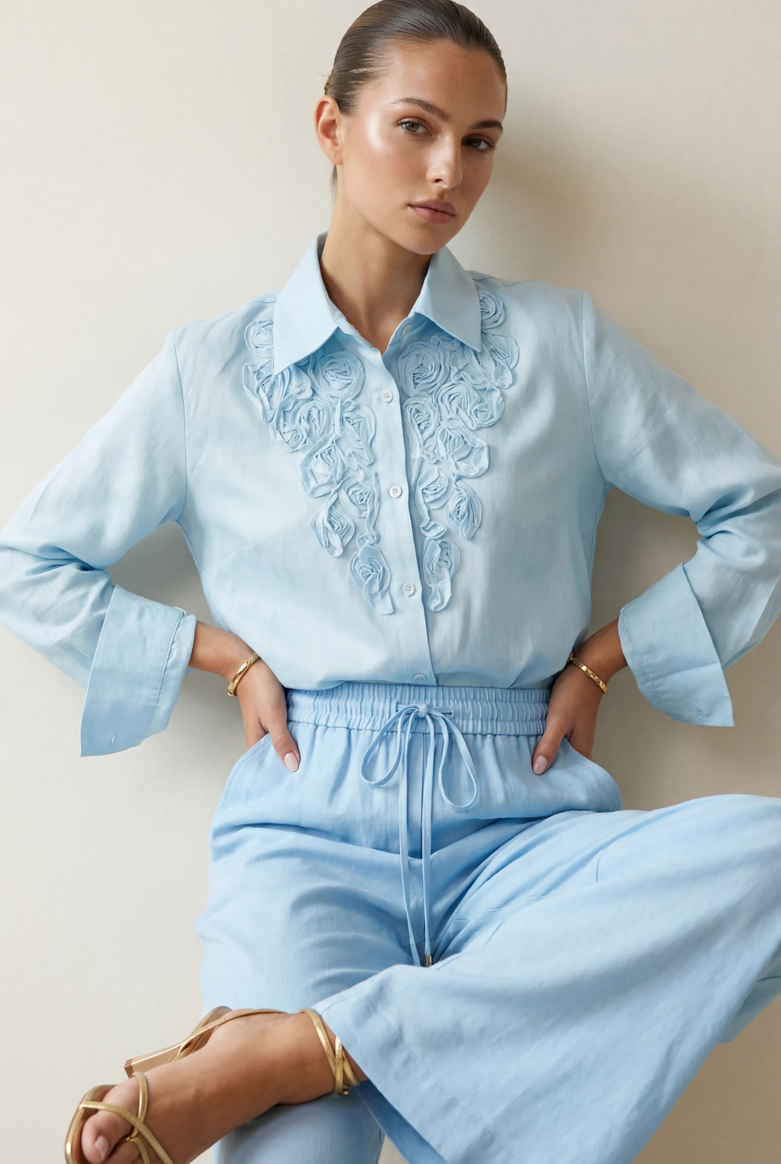 Lniany komplet z aplikacjami róż 3d w błękitnym kolorze - Miss Leisure