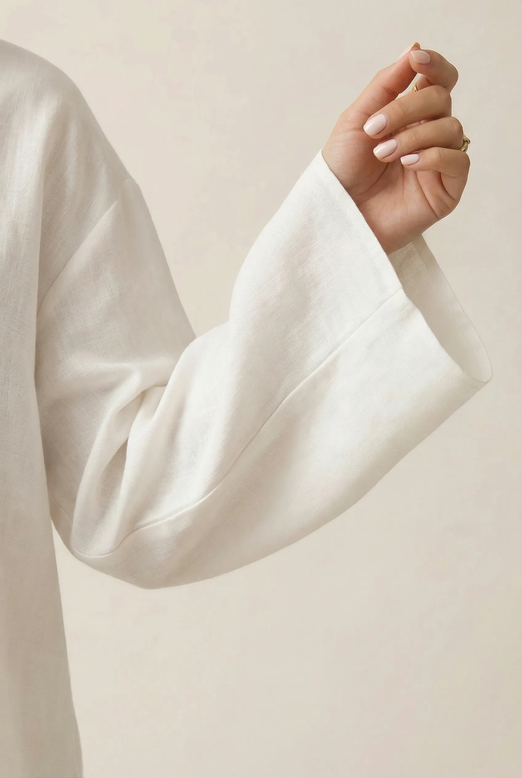 Lniany komplet w stylu boho z szerokimi rękawami w kolorze białym - Miss Leisure