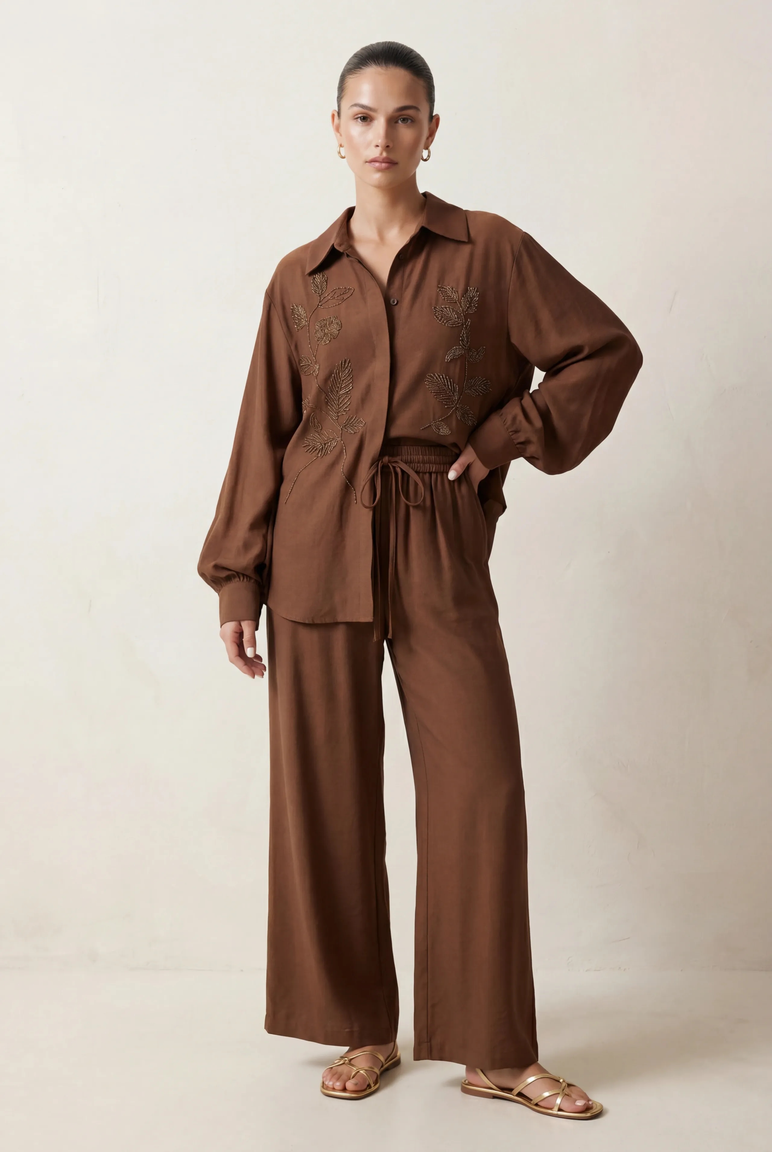 Wyszywany koralikami komplet z bawełny organicznej w brązowym kolorze - Miss Leisure