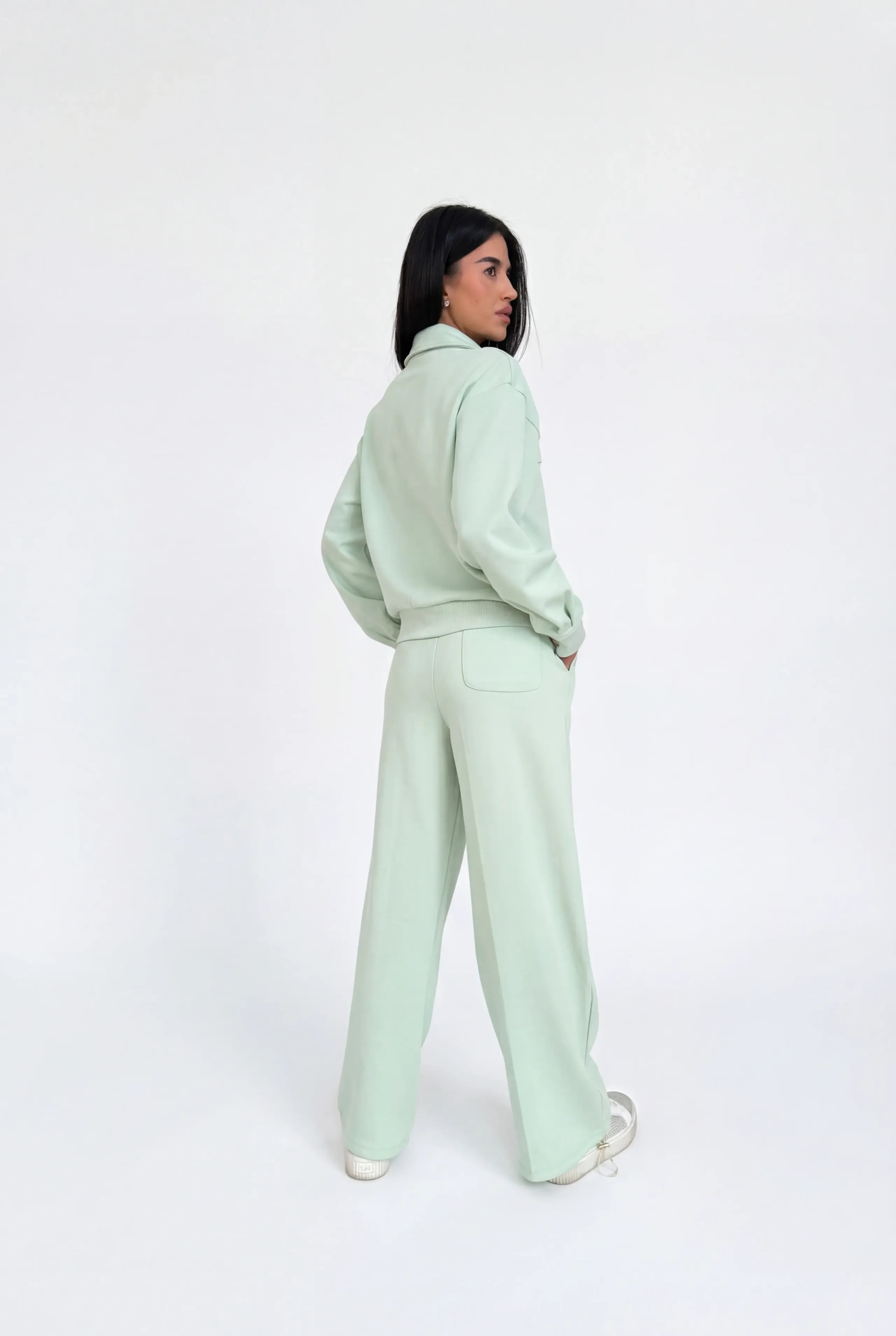 Elegancki komplet z organicznej bawełny biżuteryjnymi guzikami w kolorze pistacjowym - Miss Leisure