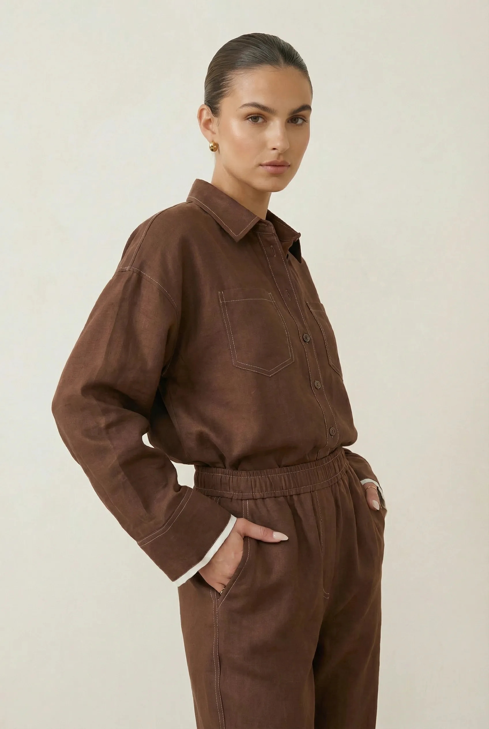 Lniany komplet z kontrastującymi przeszyciami oraz biżuteryjnymi dekoracjami w kolorze brązowym - zdjęcie 5 - Miss Leisure