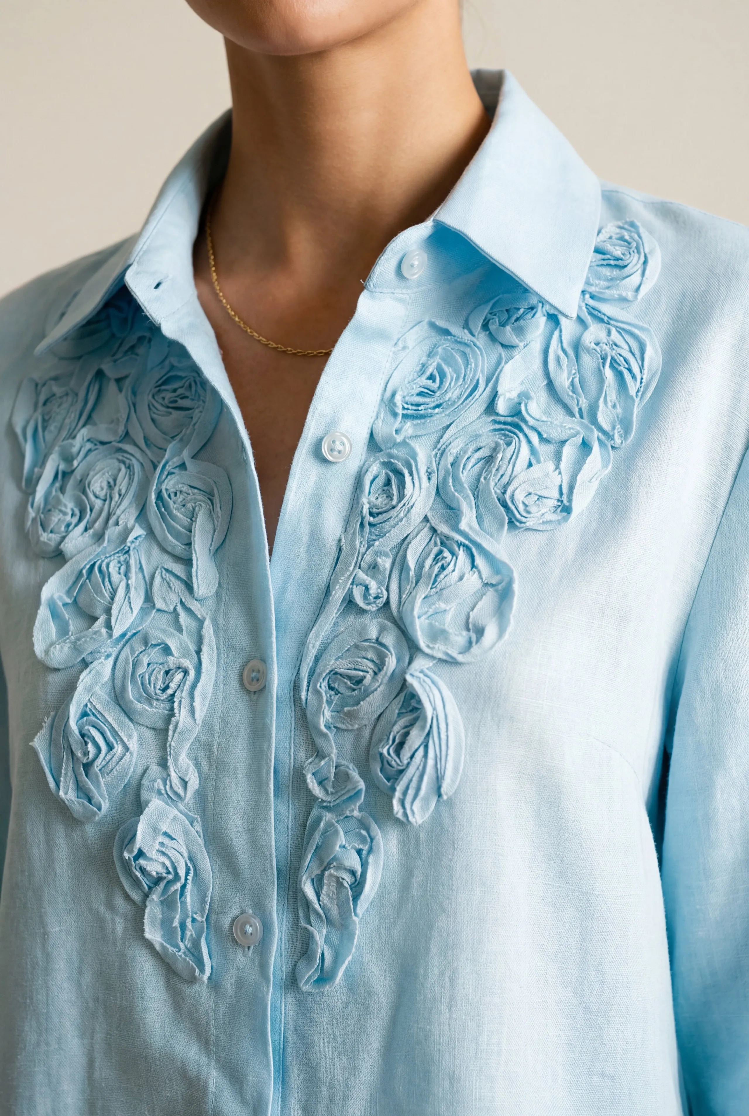 Lniany komplet z aplikacjami róż 3d w błękitnym kolorze - tył - Miss Leisure