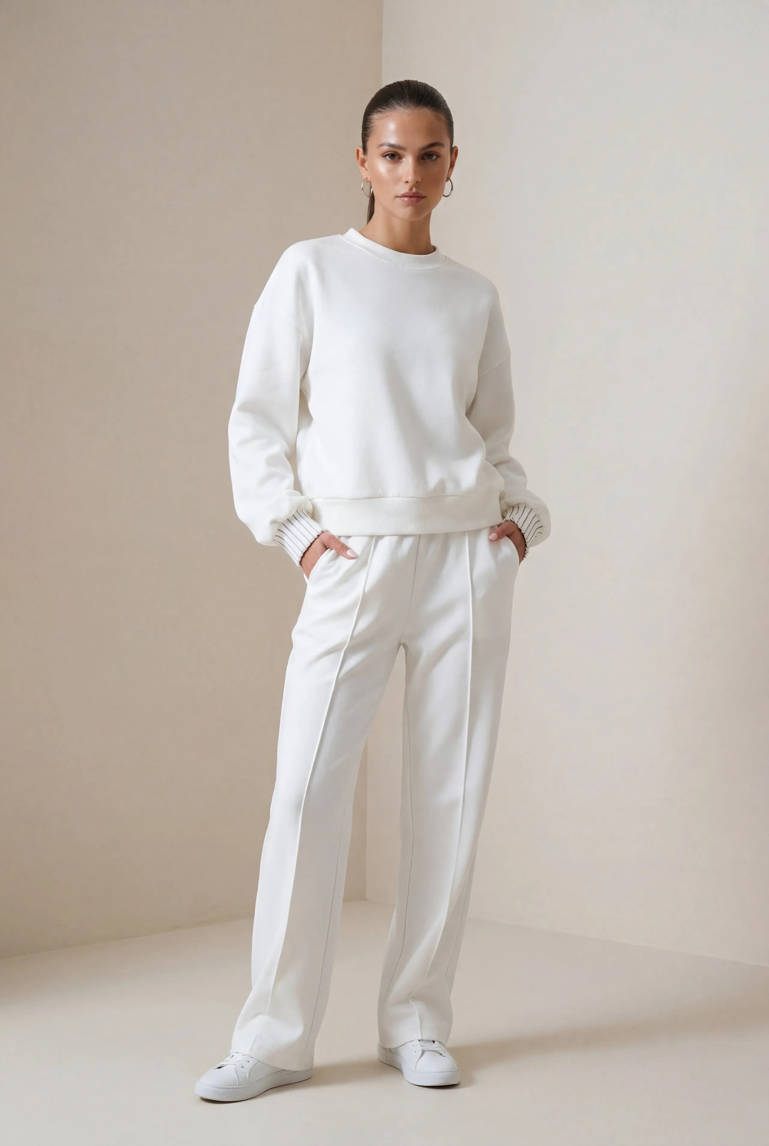 Elegancki komplet dresowy z grubszej bawełny organicznej i biżuteryjnymi ściągaczami w kolorze białym - Miss Leisure