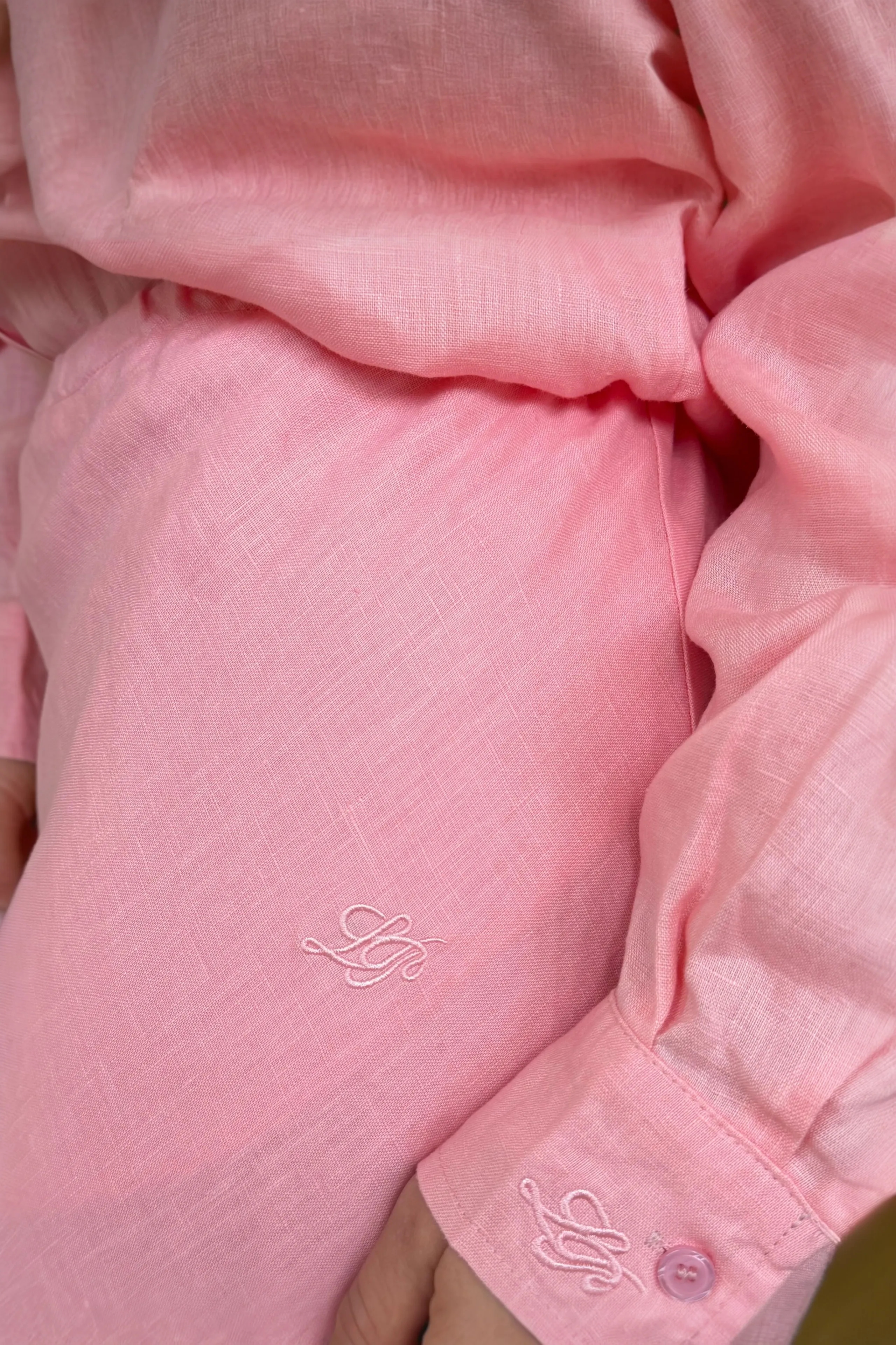 Lniany komplet ze spódnicą maxi oraz koszulą z haftem w jasnoróżowym kolorze - detal - Miss Leisure