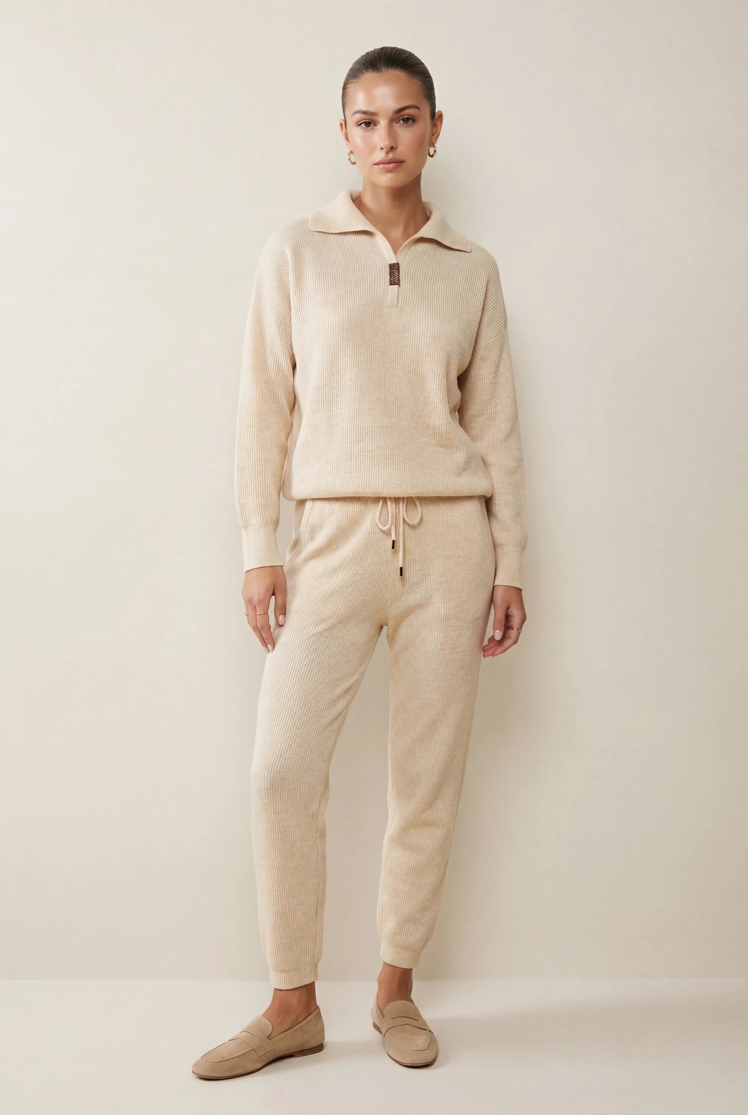 Komplet z lekkiego kaszmiru typu all year z biżuteryjnym dodatkiem przy dekolcie w jasnobeżowym kolorze - Miss Leisure