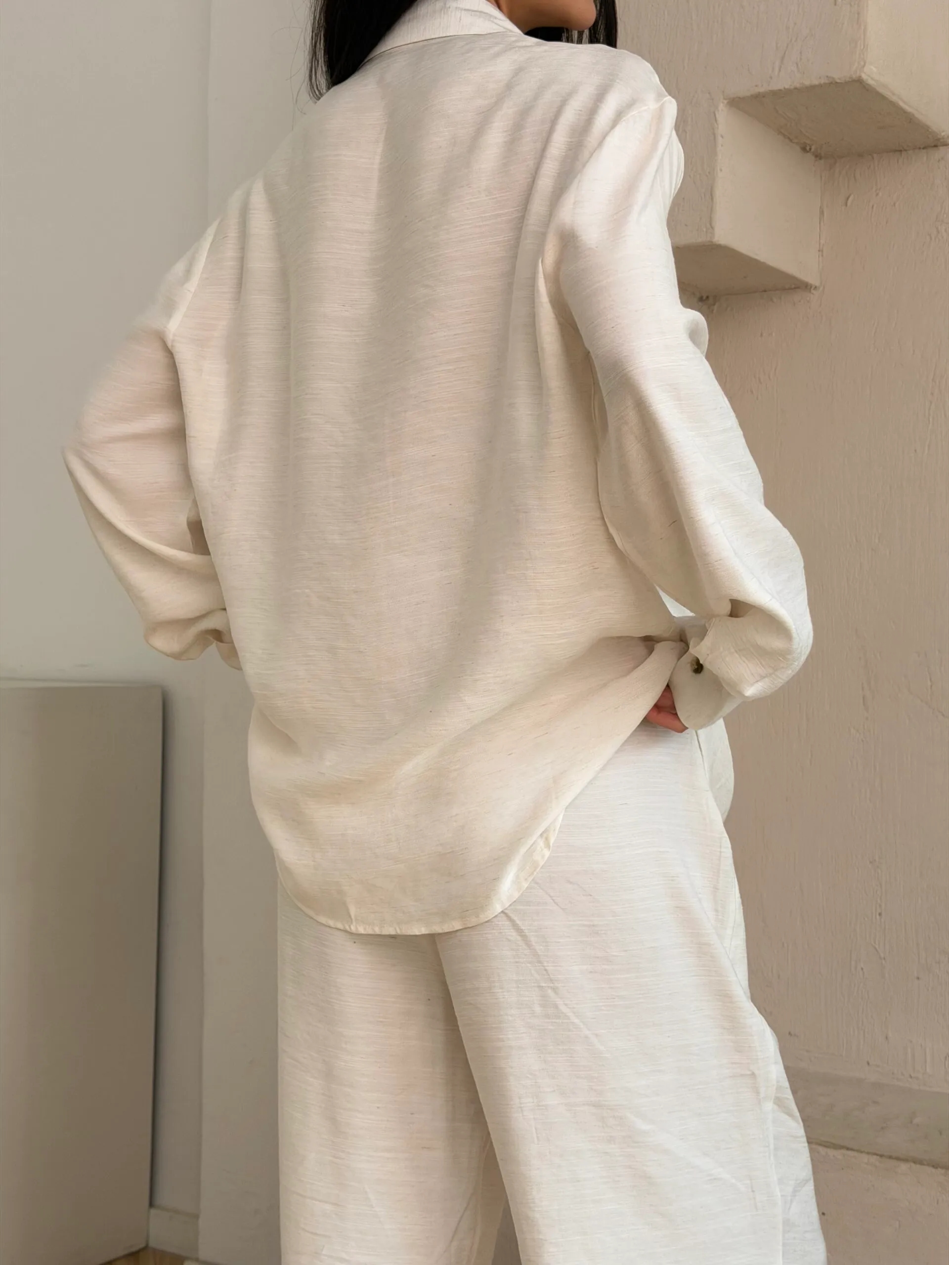 Wyszywany koralikami komplet z bawełny organicznej o widocznej fakturze w kremowym kolorze - detal - Miss Leisure