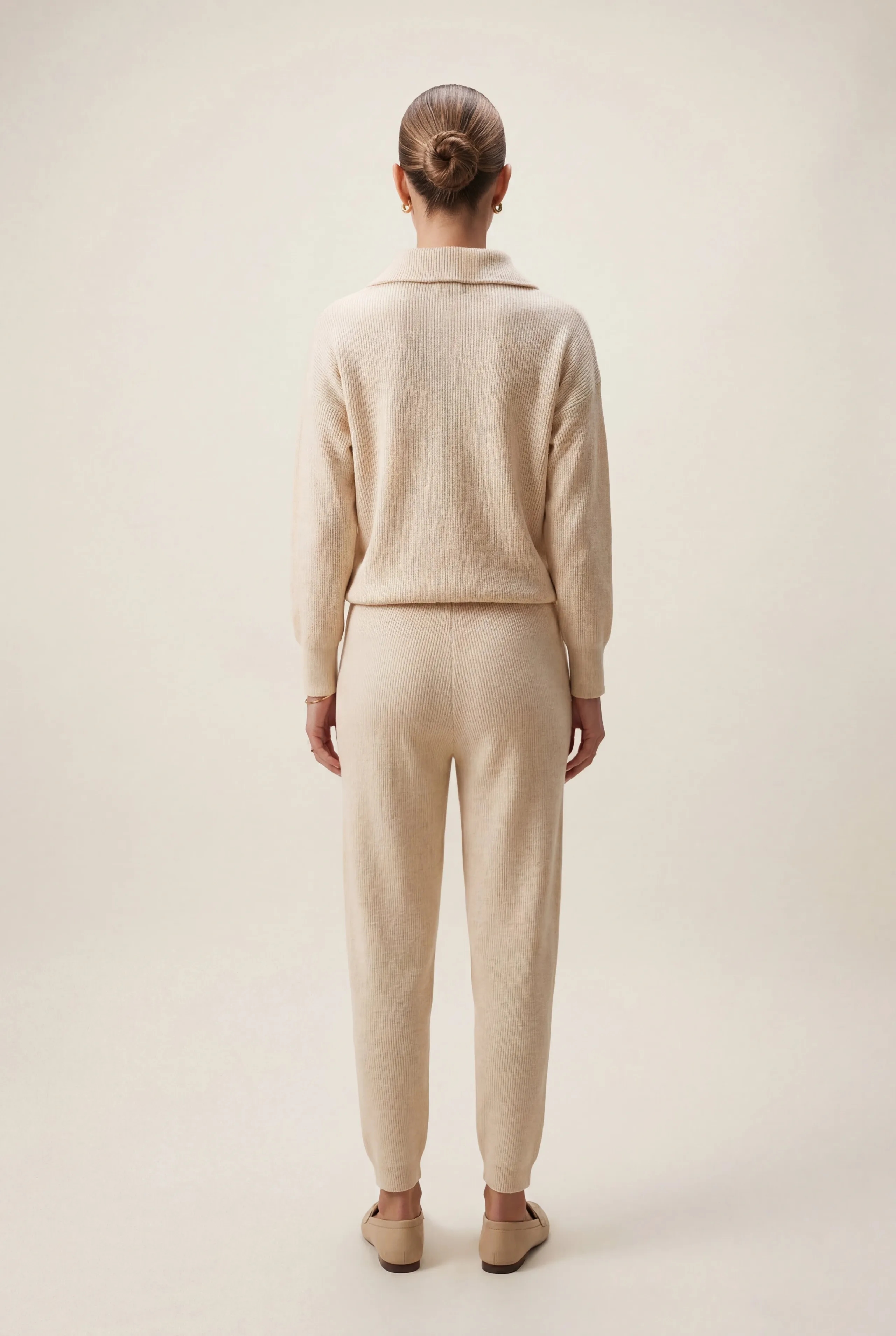 Komplet z lekkiego kaszmiru typu all year z biżuteryjnym dodatkiem przy dekolcie w jasnobeżowym kolorze - tył - Miss Leisure