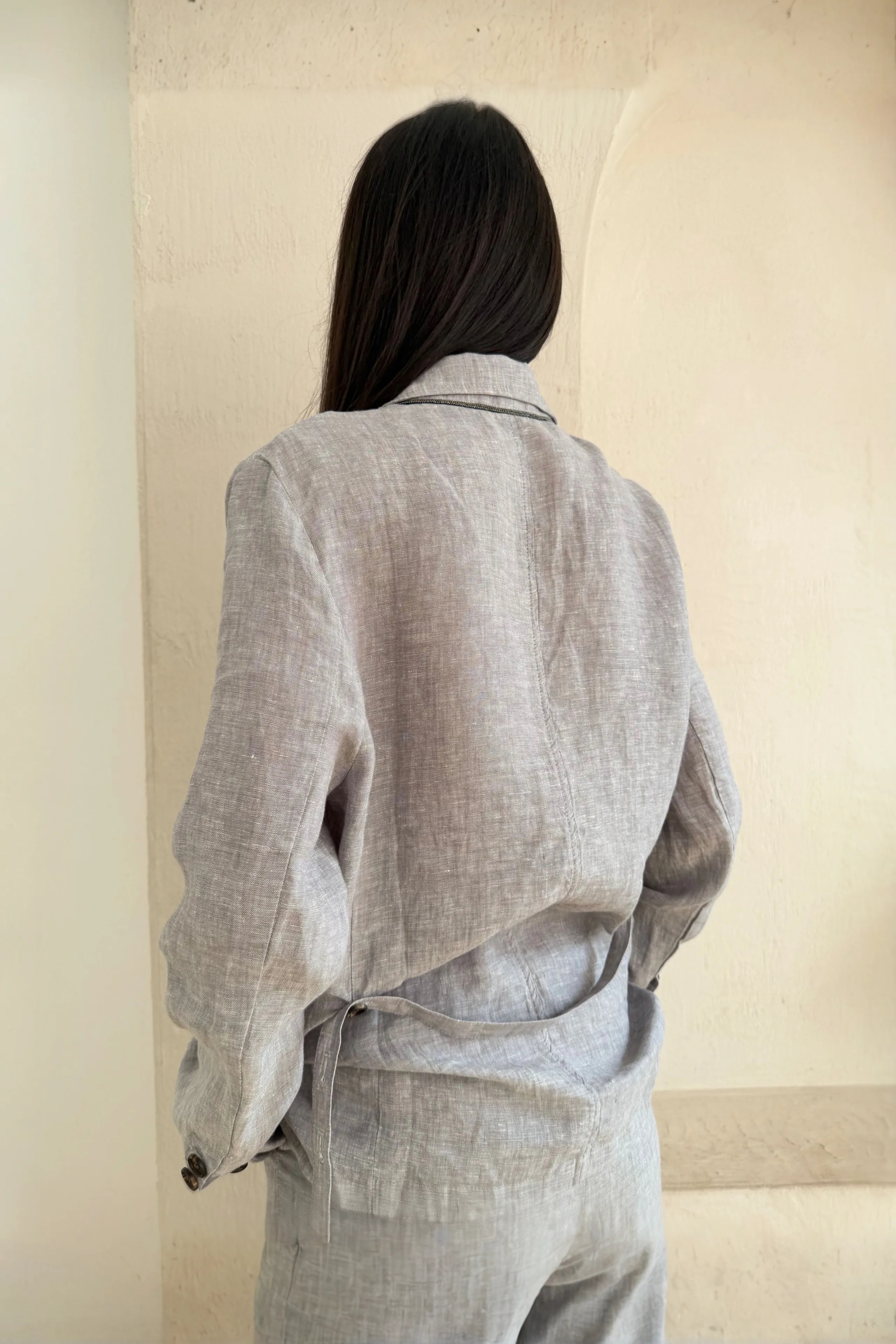 Garnitur lniany z marynarką i szerokimi spodniami w jasnoszarym kolorze - zdjęcie 4 - Miss Leisure