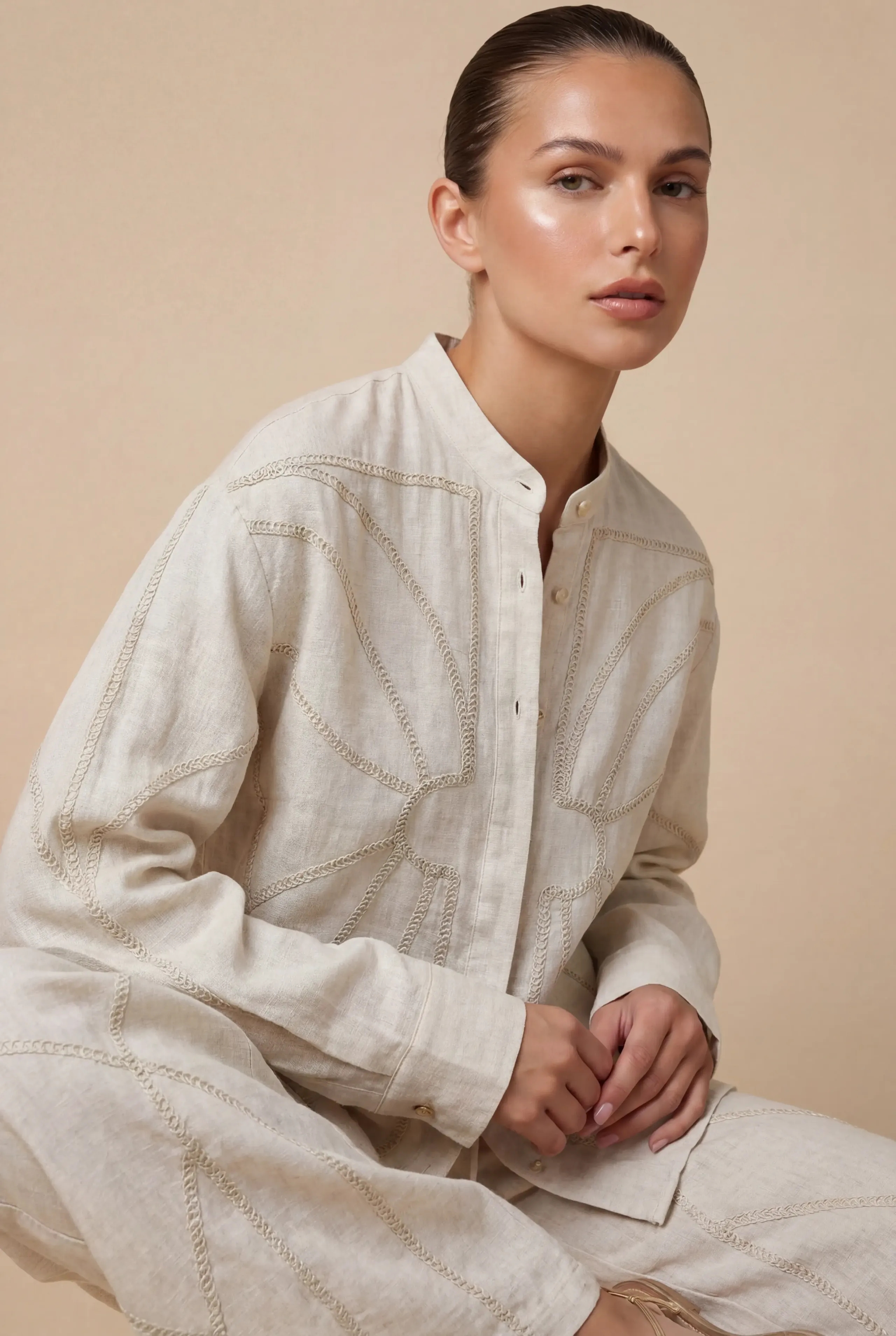 Lniany komplet z dzierganymi przeszyciami w beżowym kolorze - zdjęcie 4 - Miss Leisure