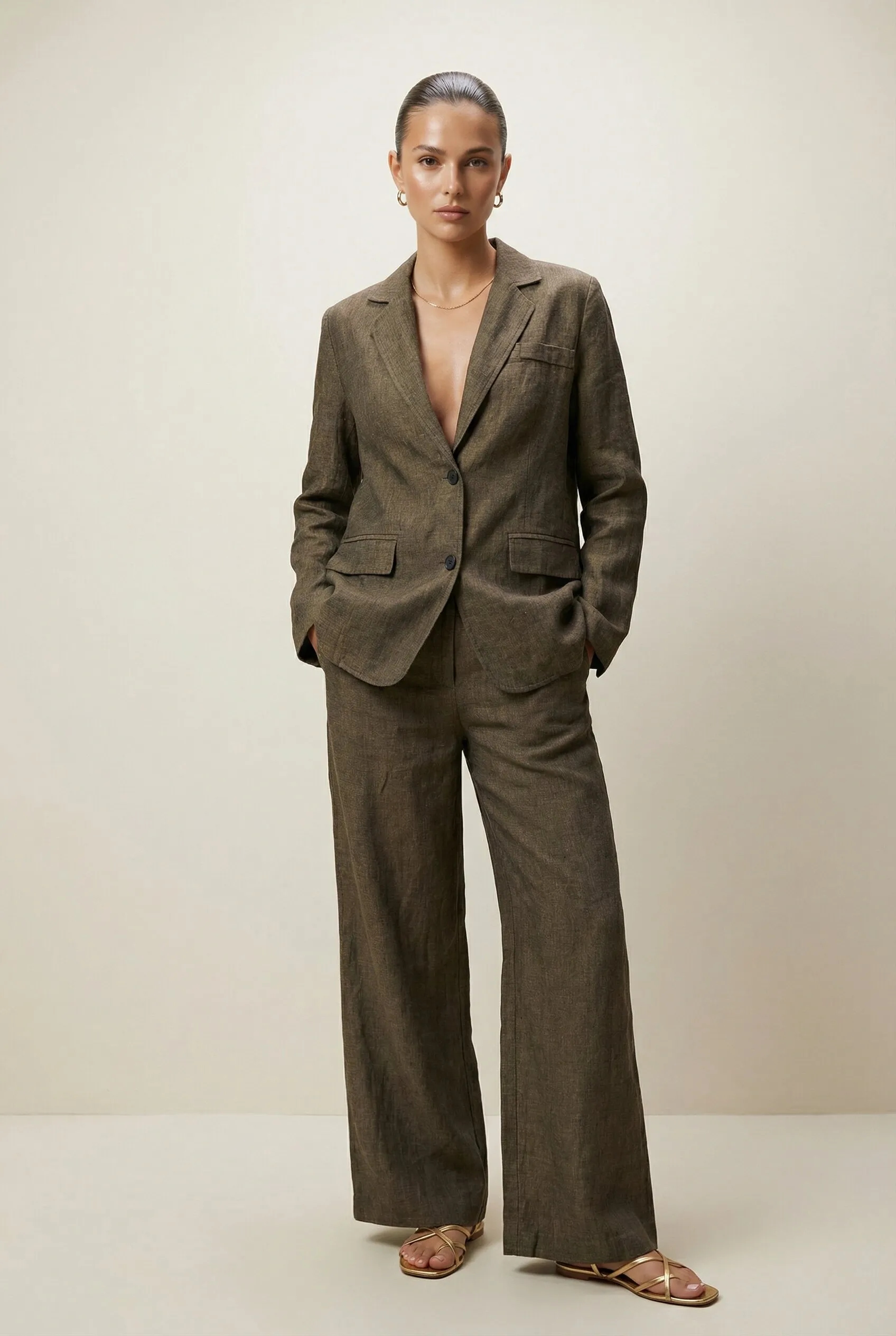 Garnitur lniany z marynarką i szerokimi spodniami w ciemnozielonym kolorze - detal - Miss Leisure
