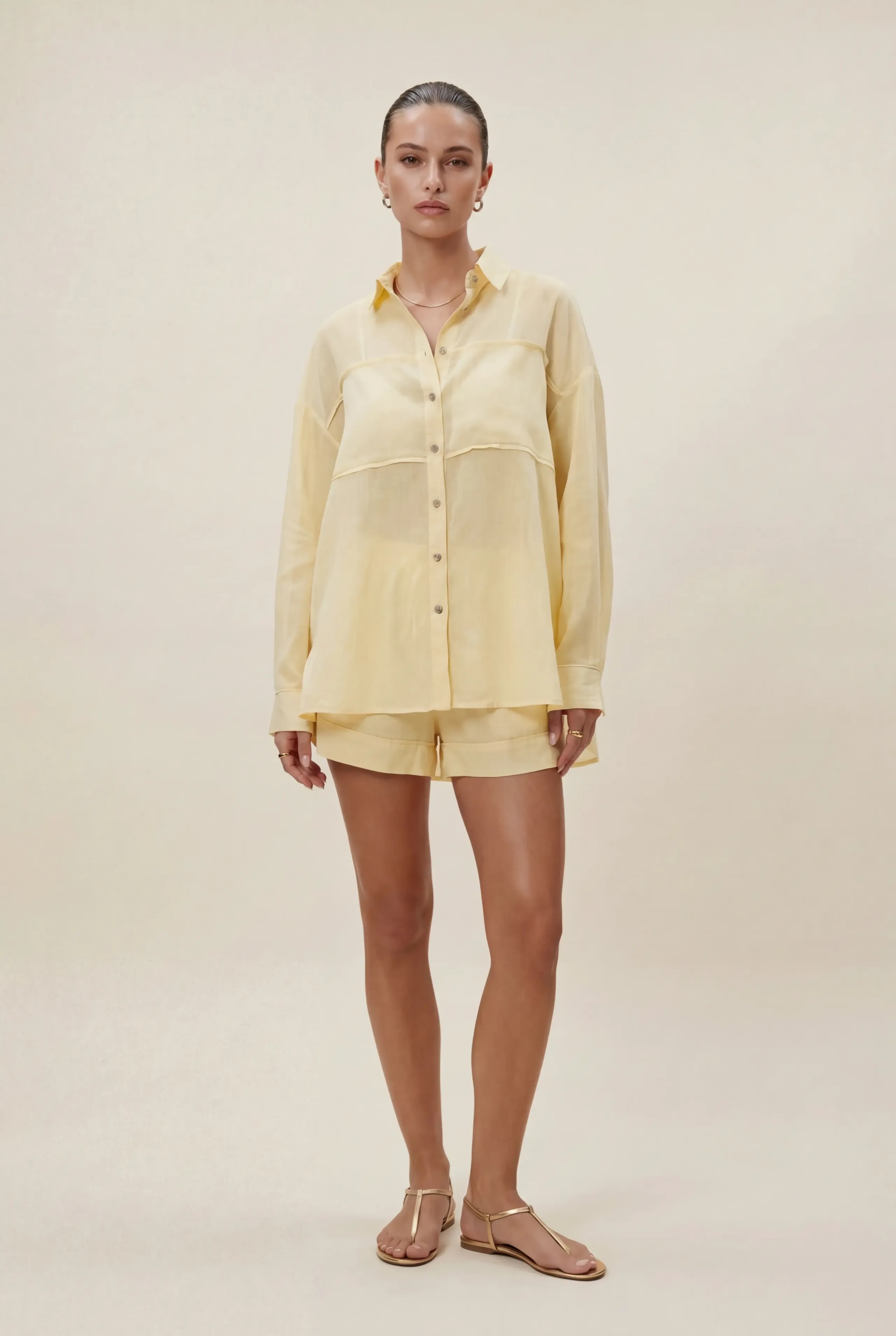 Przewiewny komplet ze spodenkami w odcieniu jasnej żółci - detal - Miss Leisure