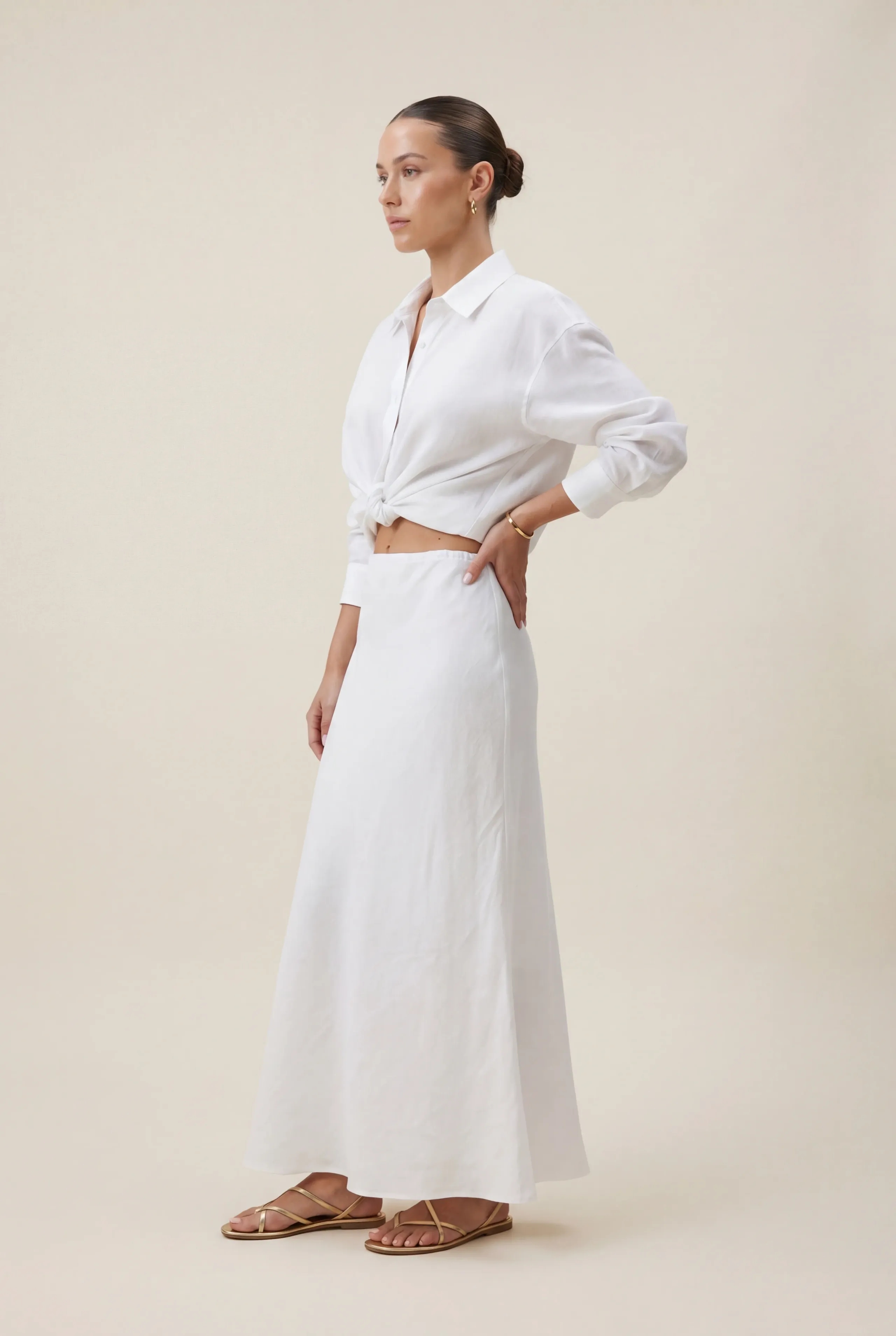 Lniany komplet ze spódnicą maxi oraz koszulą z haftem w białym kolorze - Miss Leisure