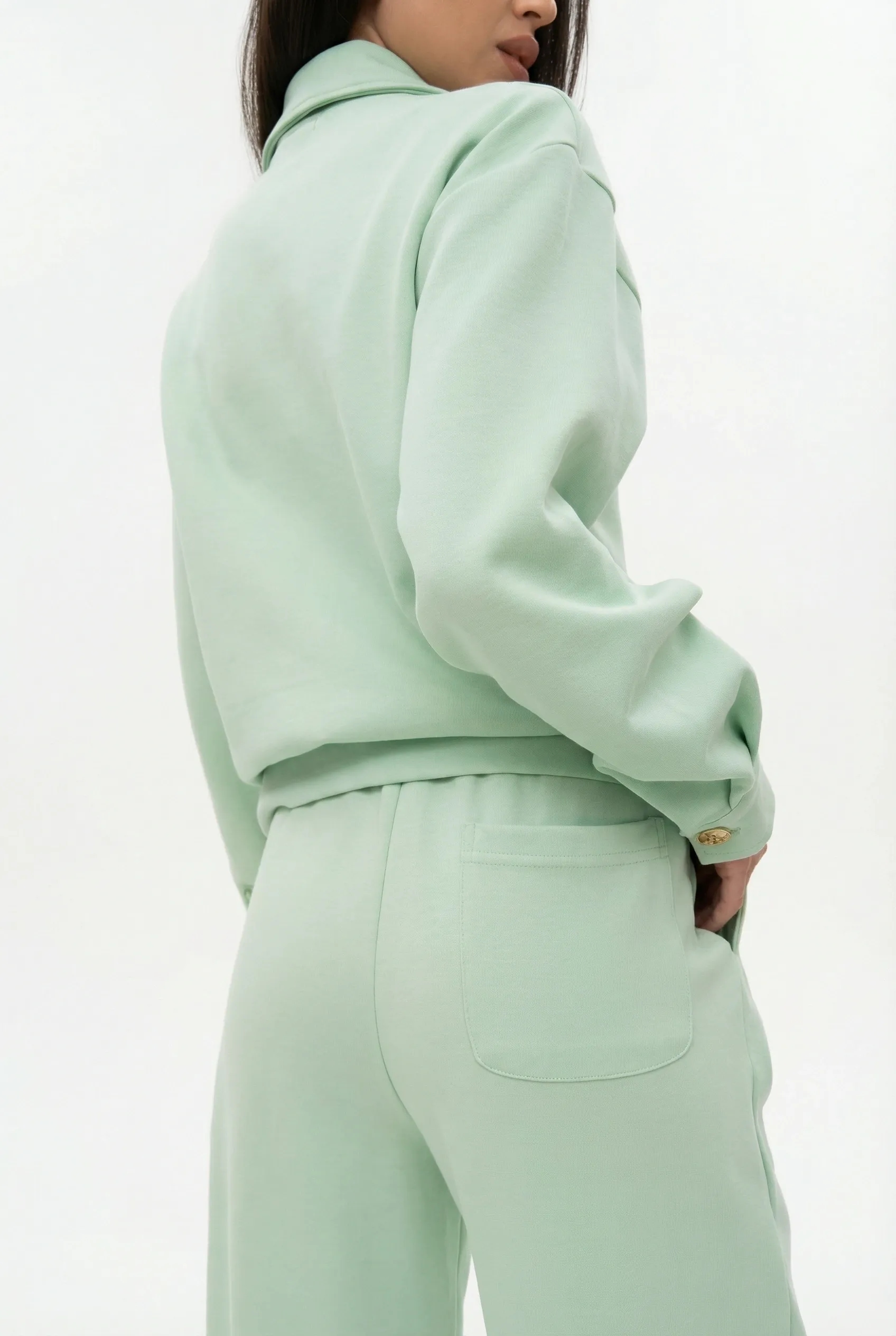 Elegancki komplet z organicznej bawełny biżuteryjnymi guzikami w kolorze pistacjowym - zdjęcie 5 - Miss Leisure