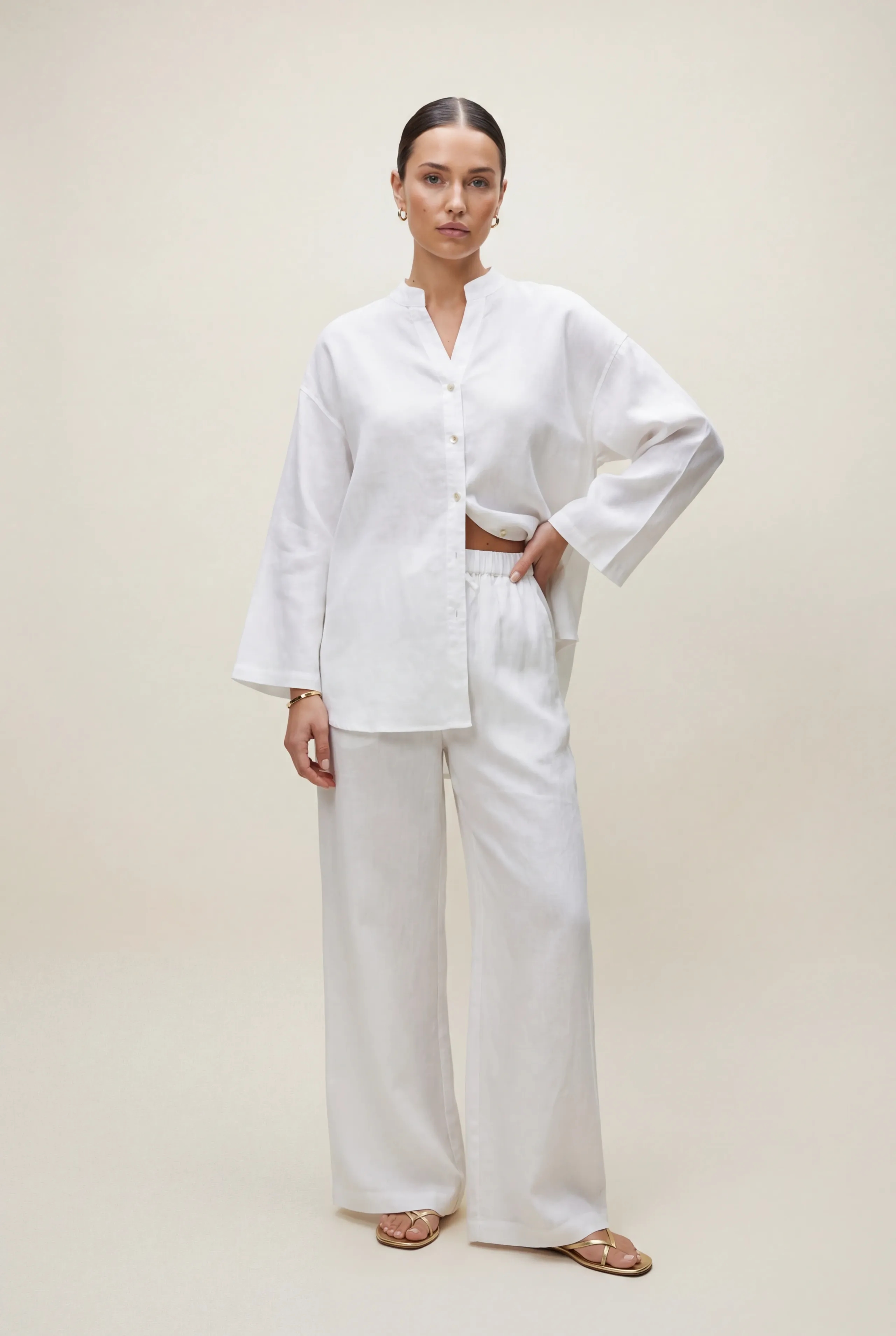 Lniany komplet w stylu boho z szerokimi rękawami w kolorze białym - Miss Leisure