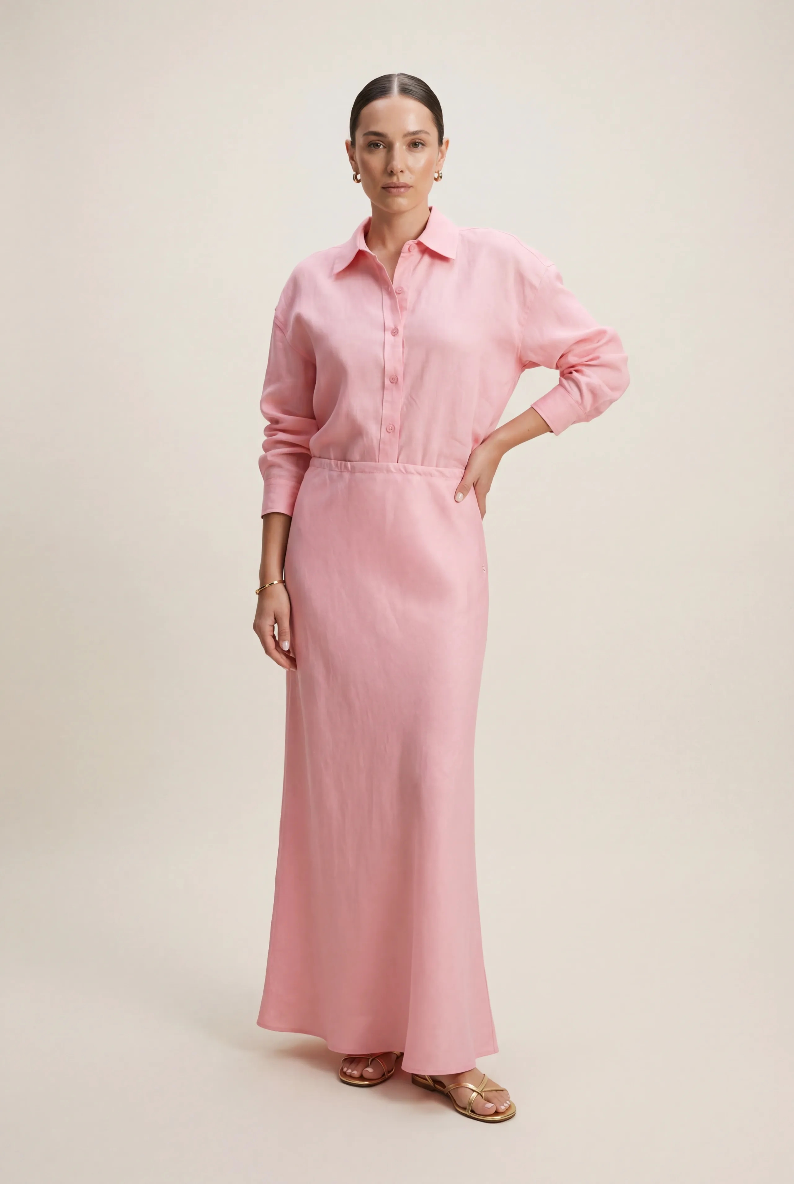 Lniany komplet ze spódnicą maxi oraz koszulą z haftem w jasnoróżowym kolorze - Miss Leisure