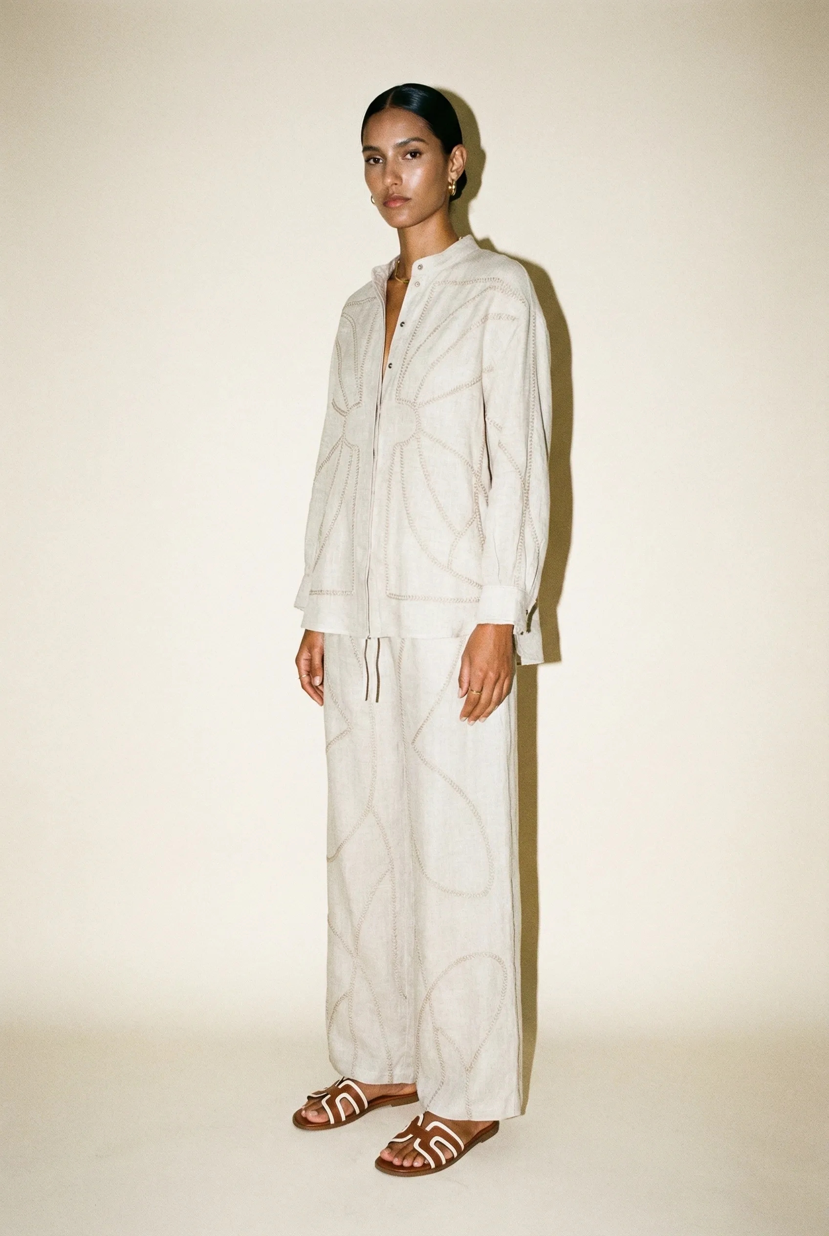 Lniany komplet z dzierganymi przeszyciami w beżowym kolorze - Miss Leisure