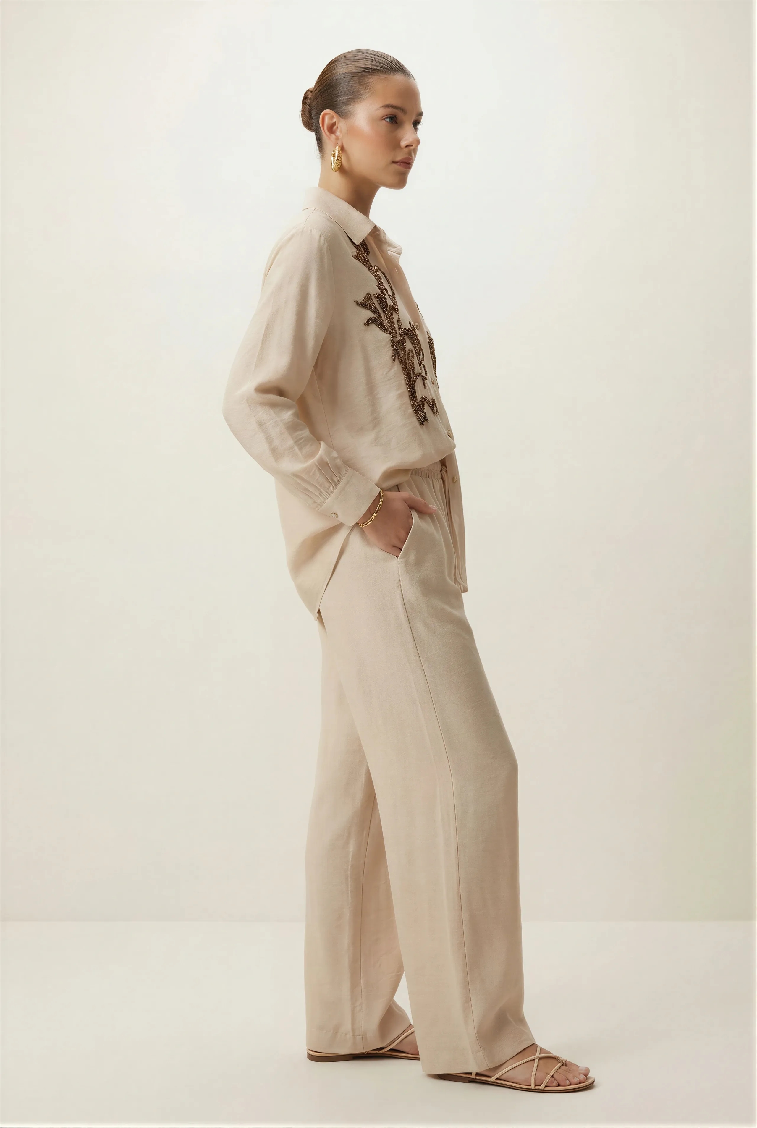 Wyszywany koralikami komplet z bawełny organicznej w beżowym kolorze - tył - Miss Leisure